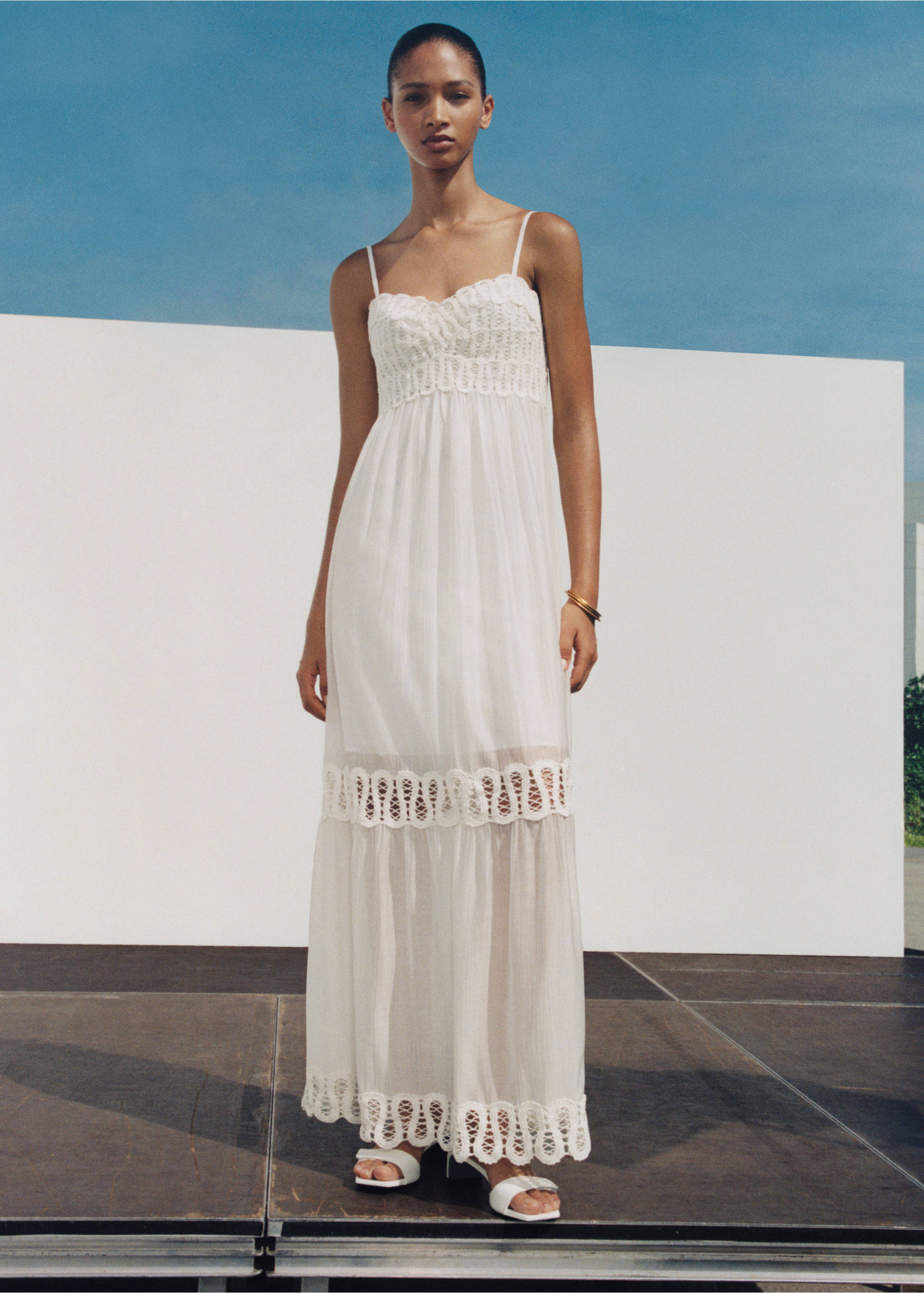 Embroidered detail dress - Details of the article 6, Off White. Ref: 77020363-00.