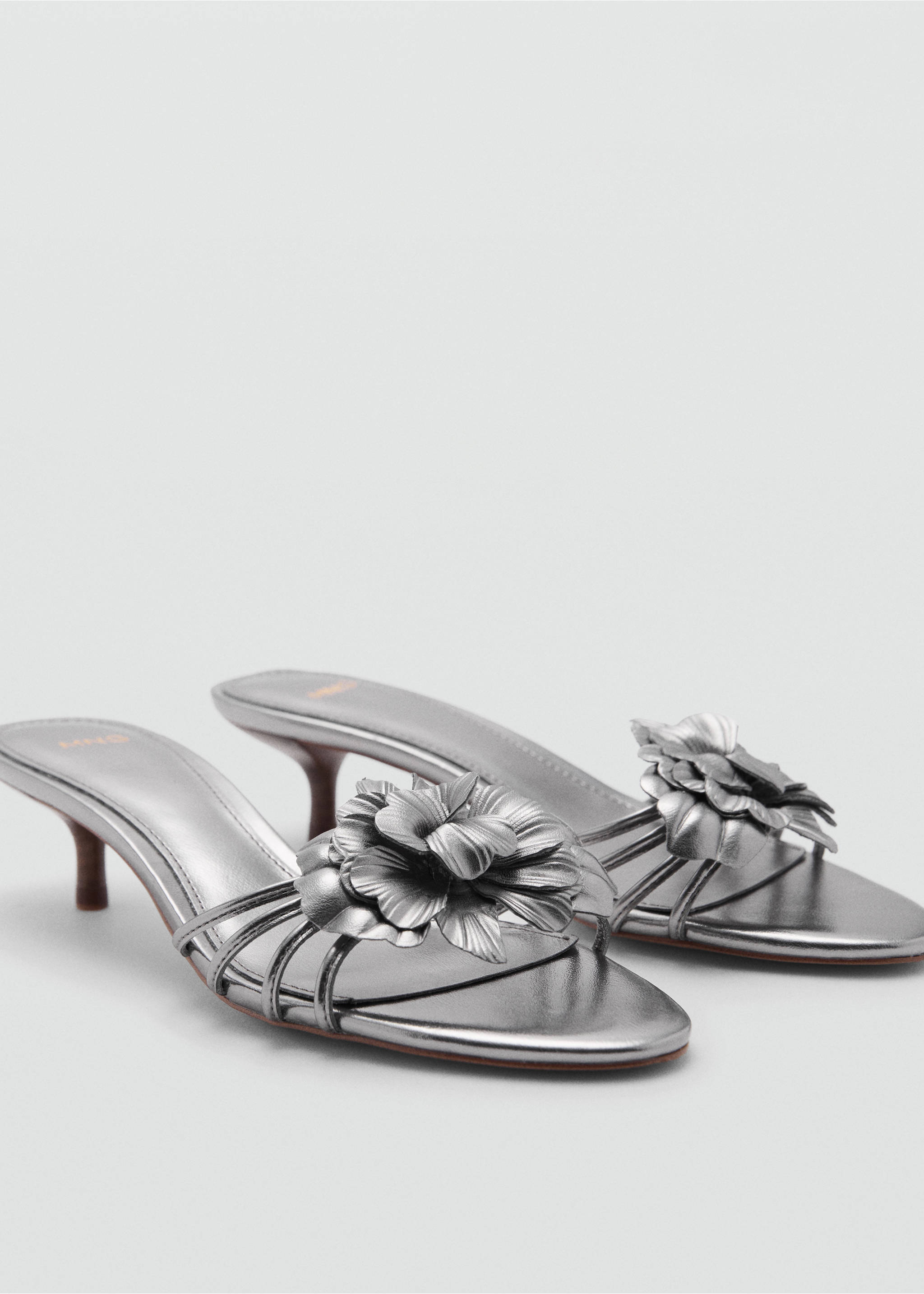 Sandalette mit Blume - Mittlere Ansicht, Silber. Ref: 77020367-00.