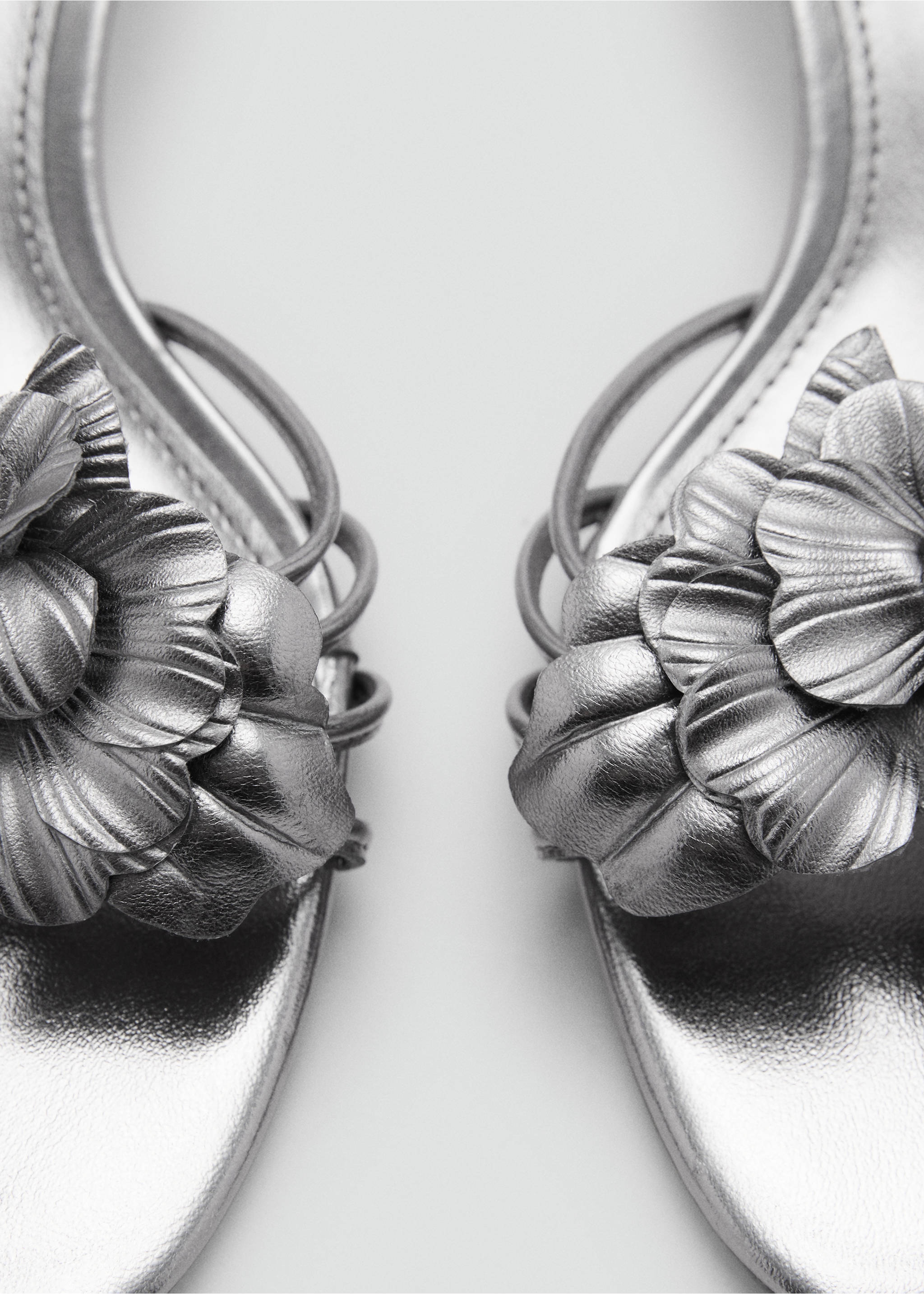 Sandalette mit Blume - Detail des Artikels 2, Silber. Ref: 77020367-00.