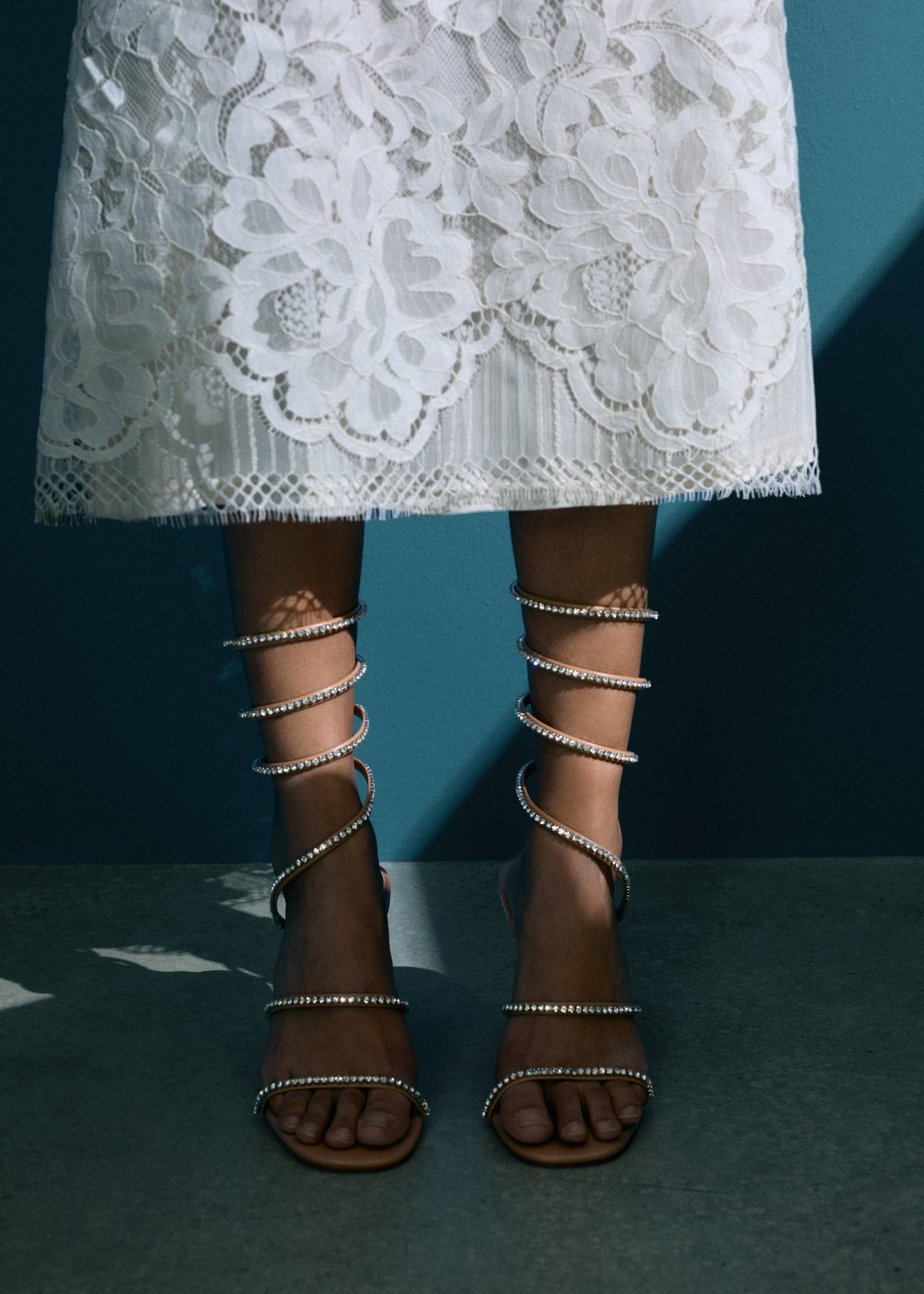 Sandale cu barete strălucitoare - Plan general