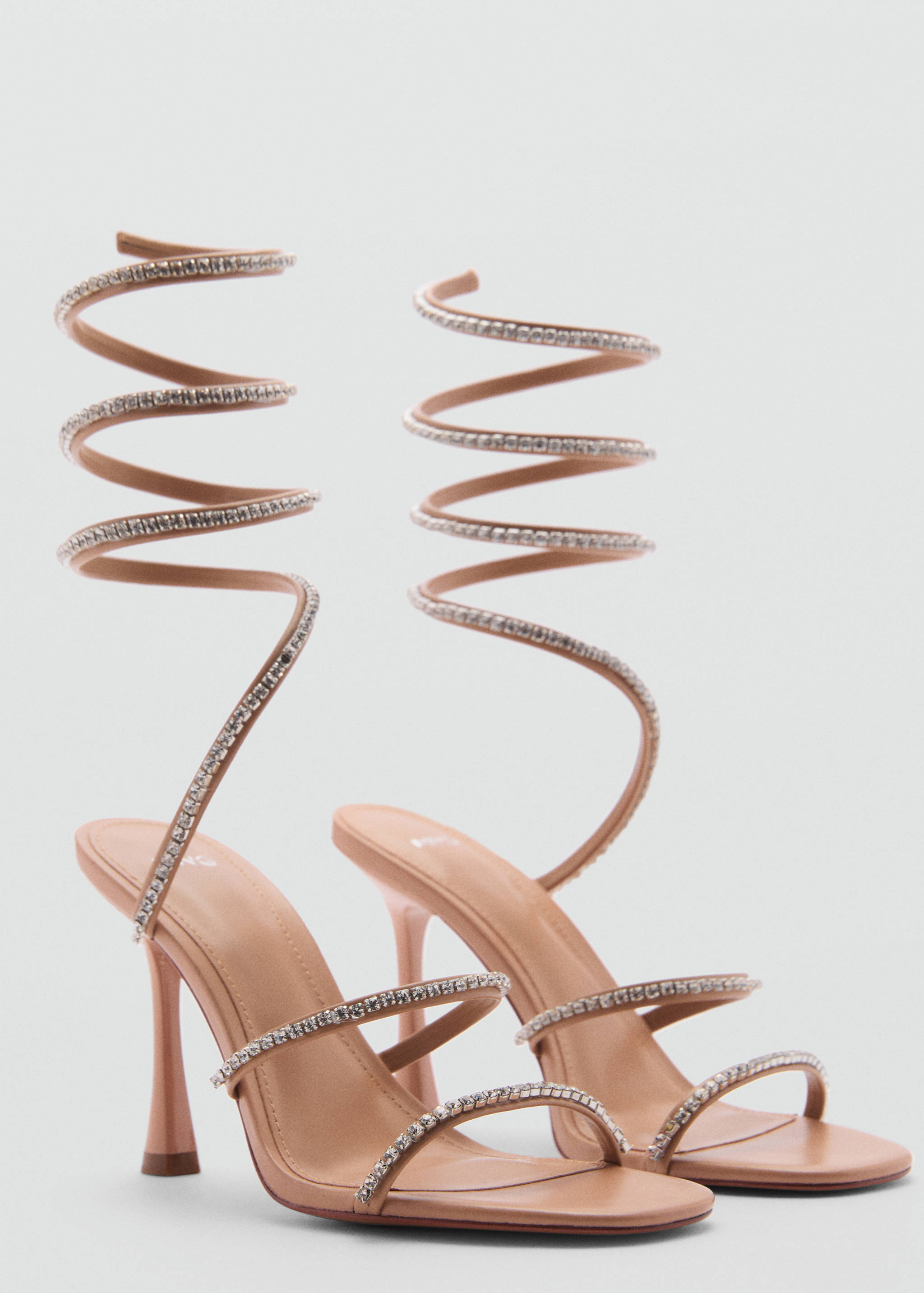 Sandale cu barete strălucitoare - Plan mediu