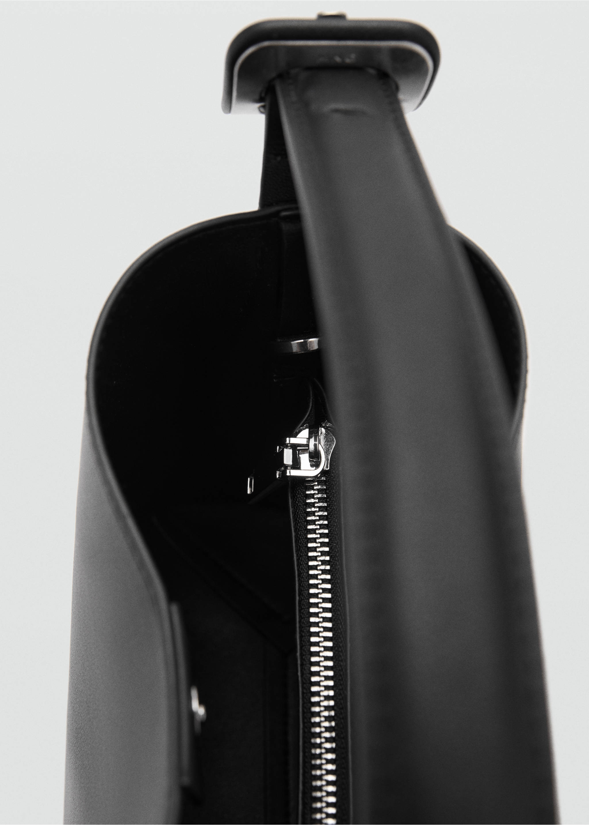 Mini-Shopper-Bag mit Schnalle - Detail des Artikels 3, Schwarz. Ref: 77020375-00.