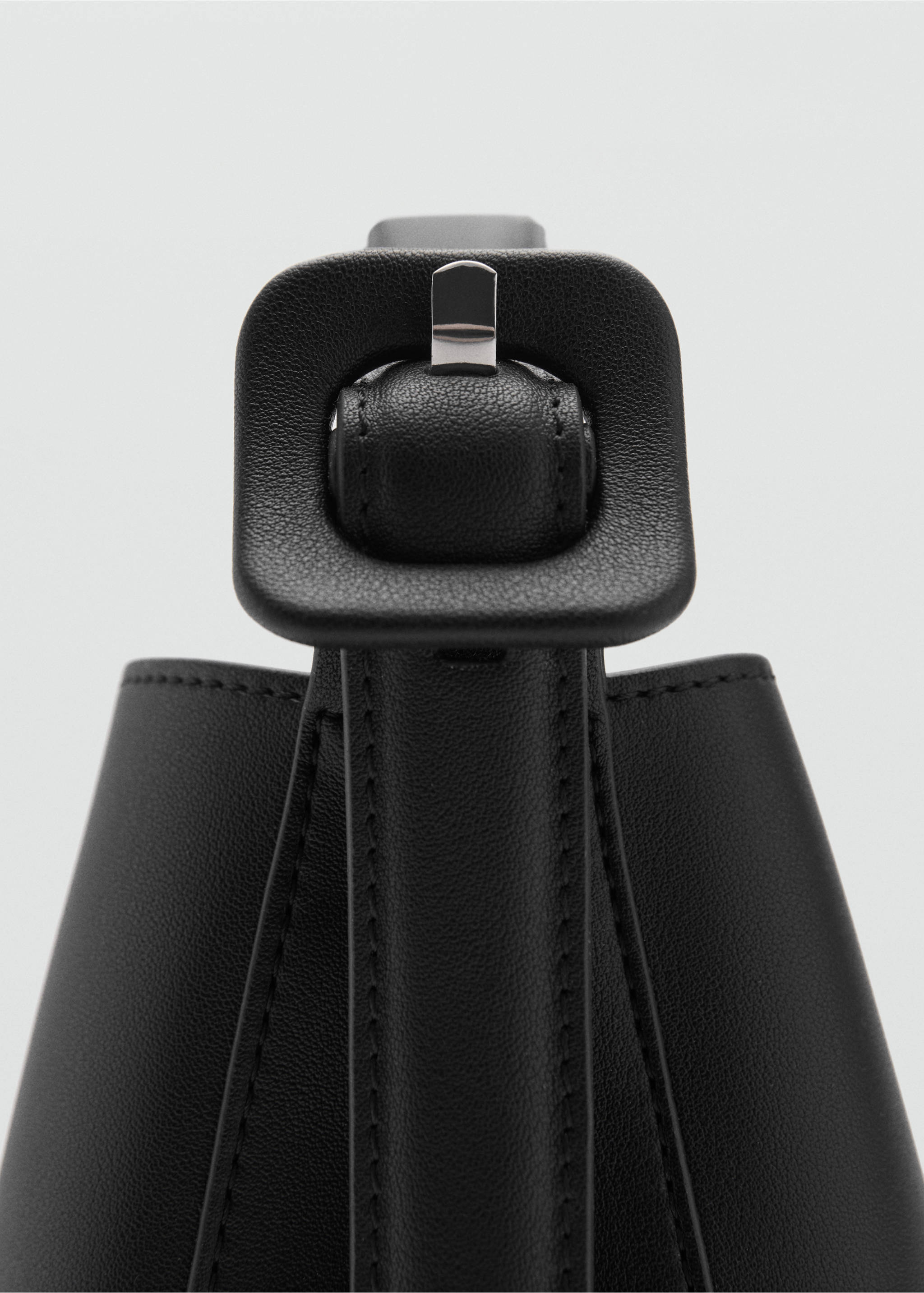 Mini-Shopper-Bag mit Schnalle - Detail des Artikels 4, Schwarz. Ref: 77020375-00.