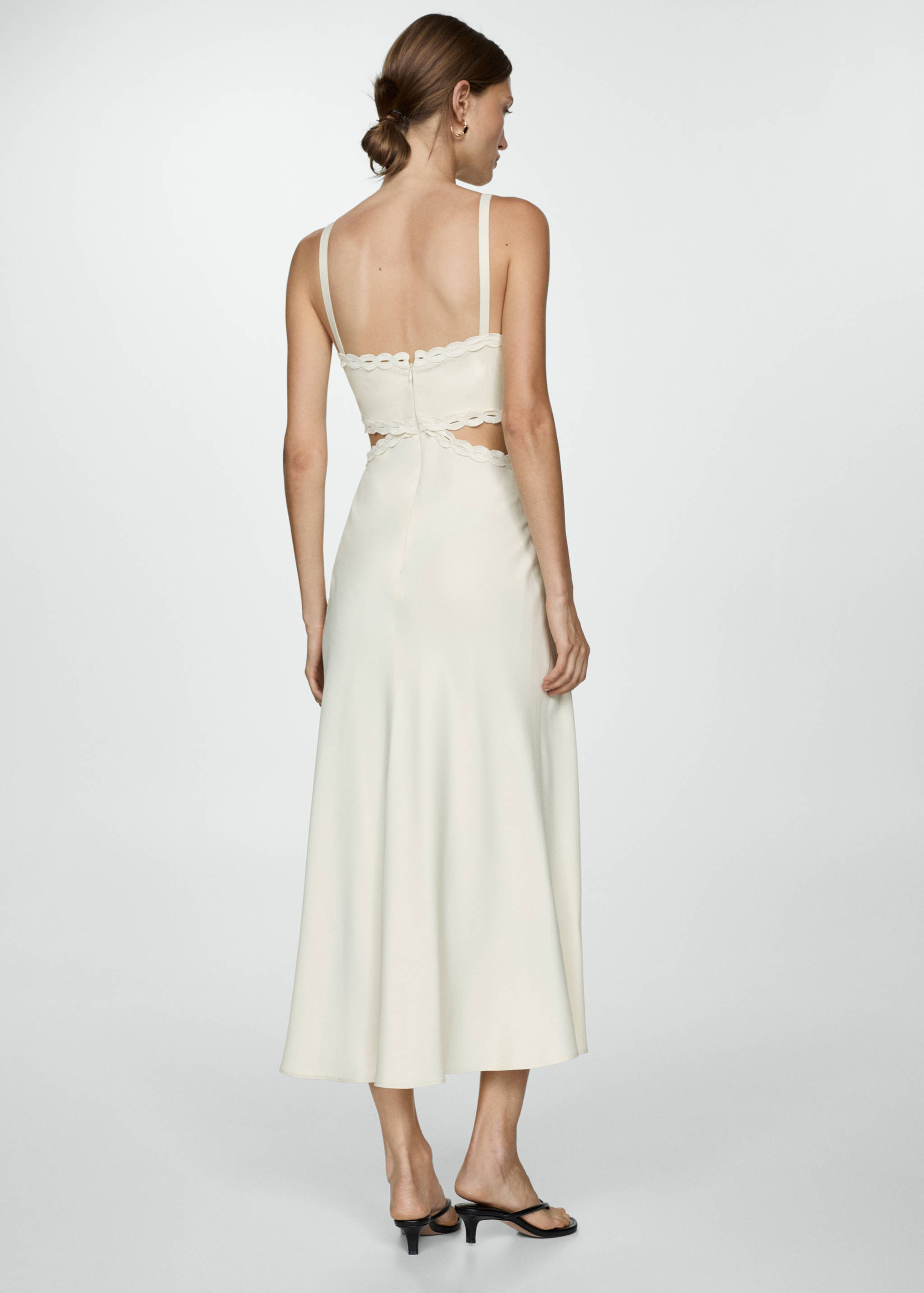 Vestido aberturas detalle puntillas - Reverso del artículo