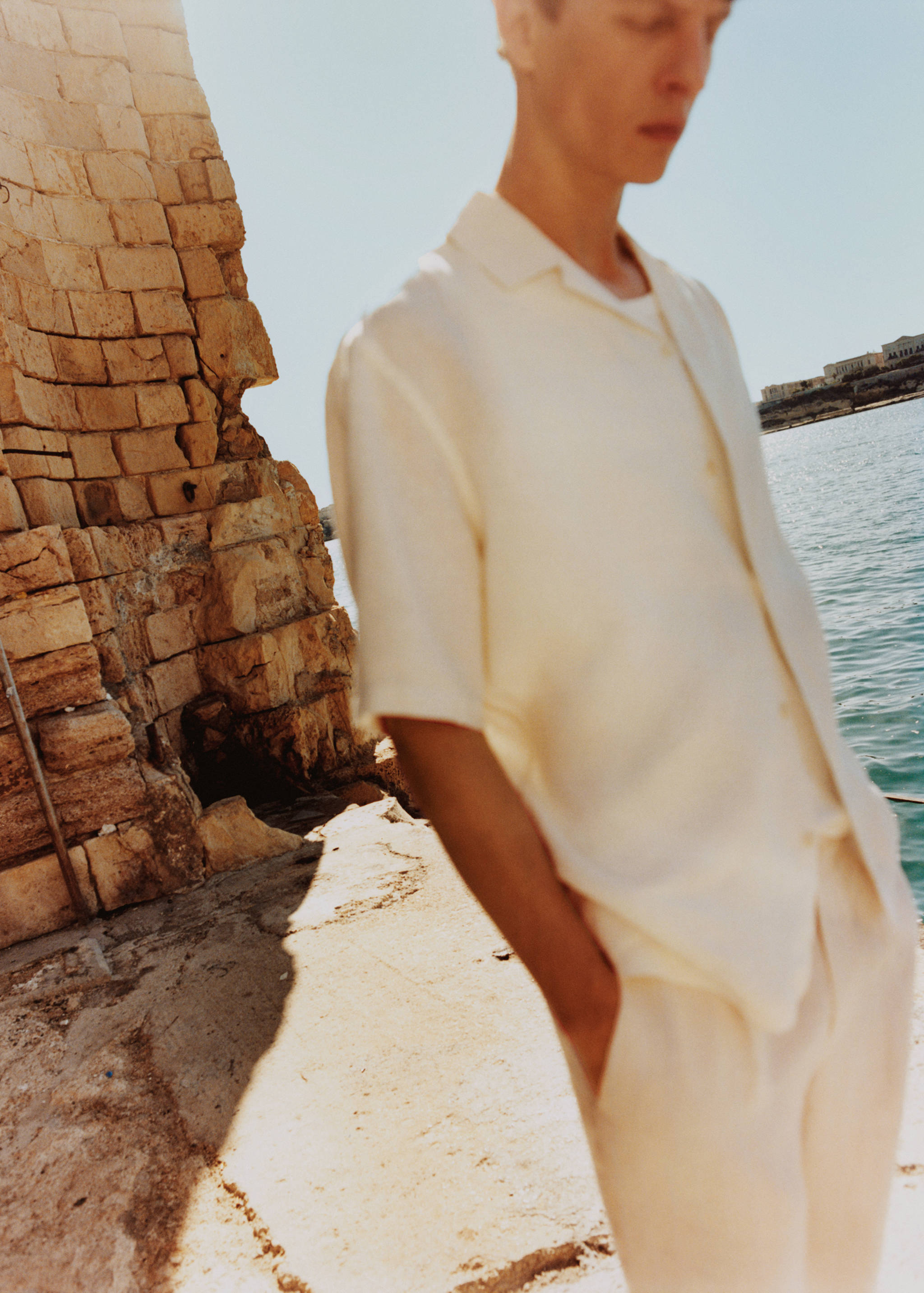 Regular-fit 100% linen shirt - Details of the article 5