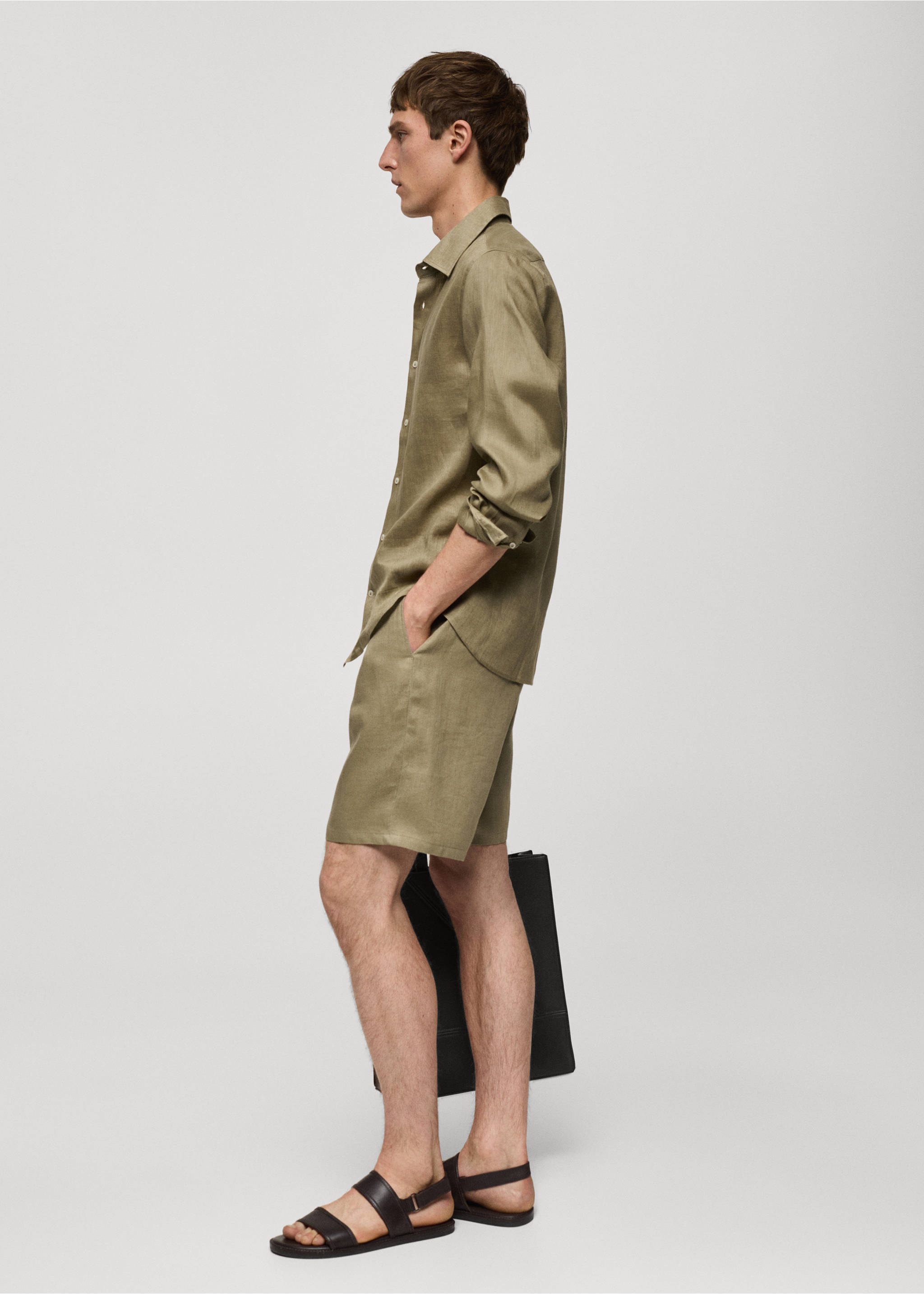 Regular Fit-Hemd aus 100 % Leinen - Detail des Artikels 2, Khaki. Ref: 77020580-00.