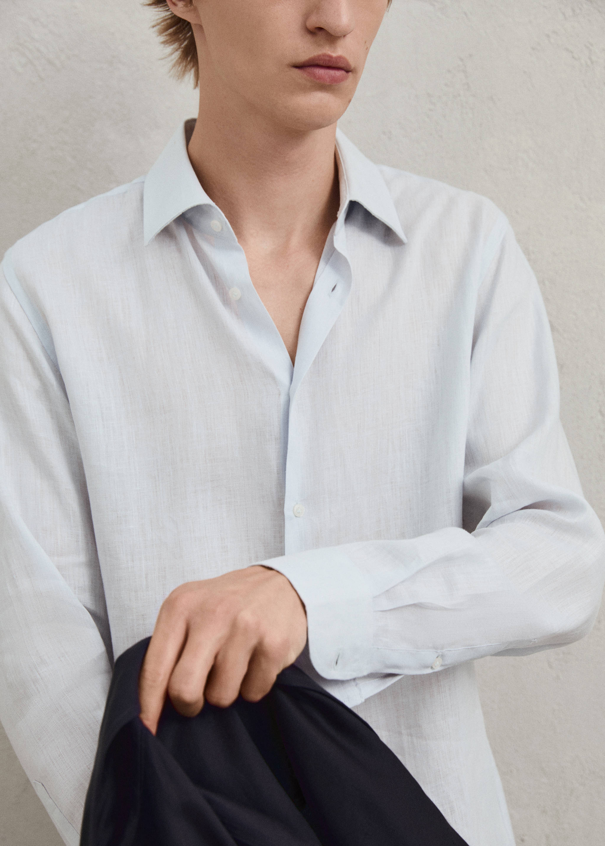 Regular-fit 100% linen shirt - Details of the article 5