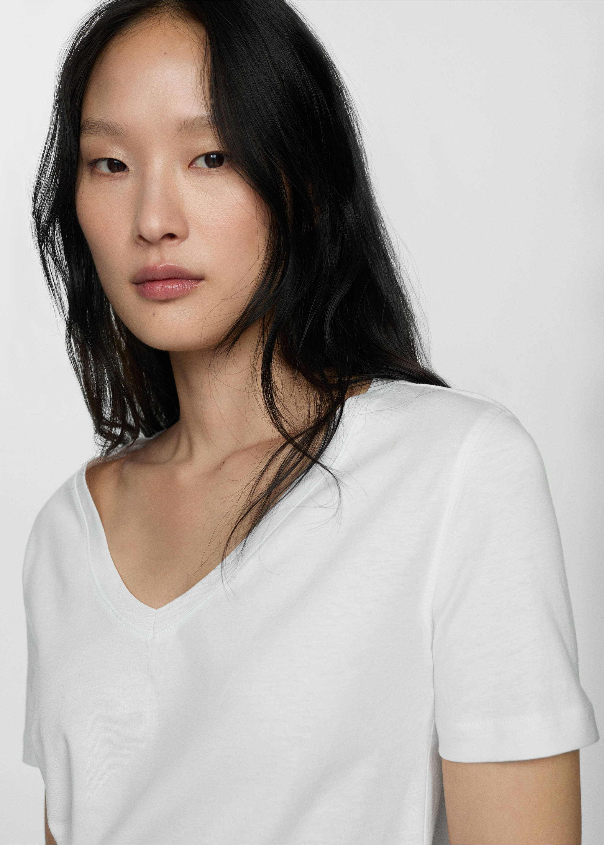 V-neck cotton T-shirt - Details of the article 1, White. Ref: 77020582-00.