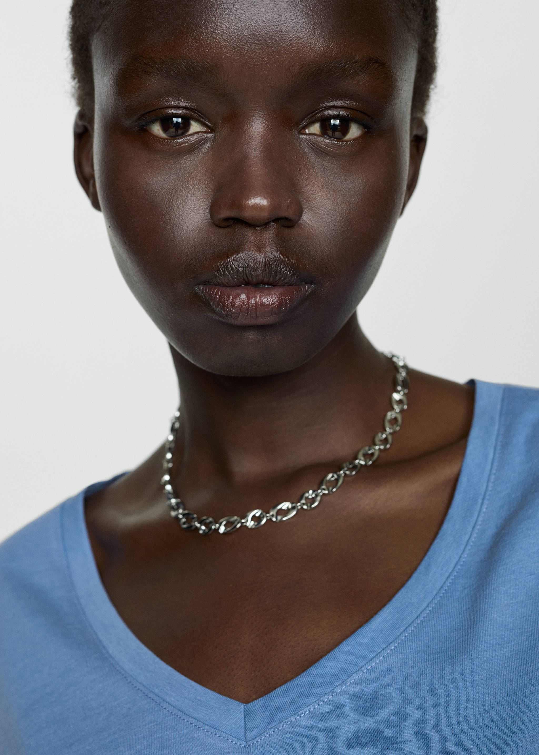 V-neck cotton T-shirt - Details of the article 1