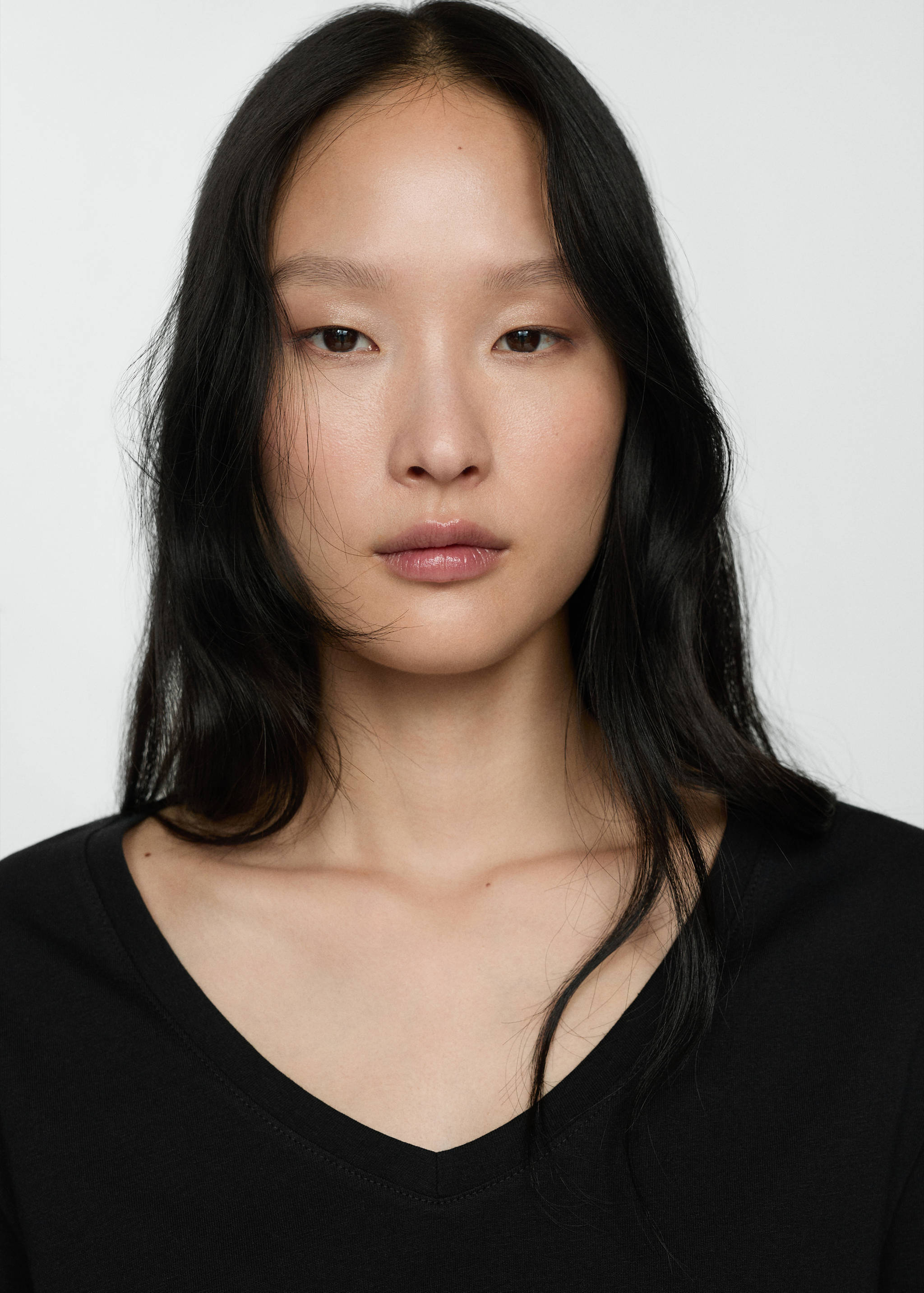 V-neck cotton T-shirt - Details of the article 1