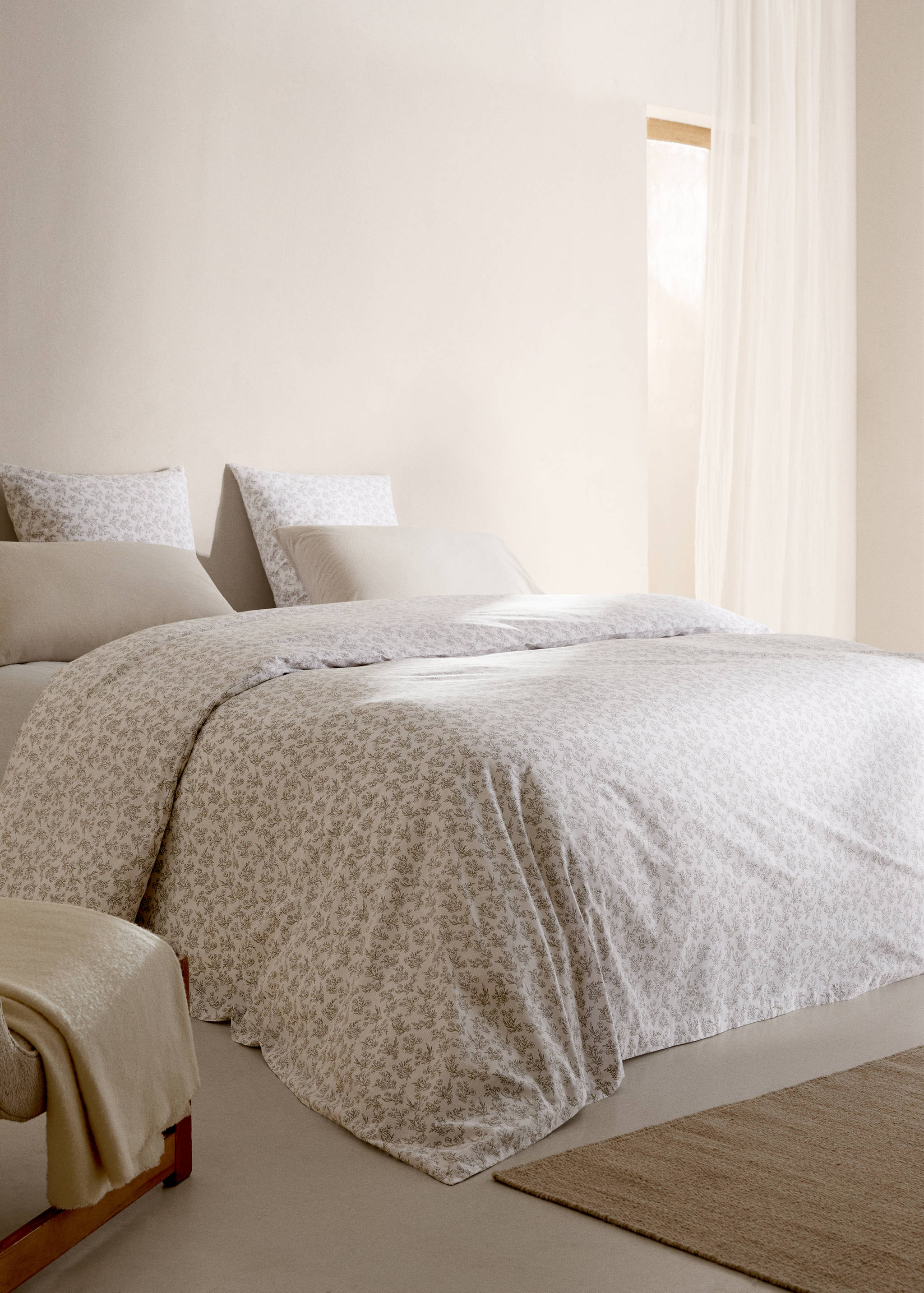 Floral-design cotton duvet cover for queen bed - General plane