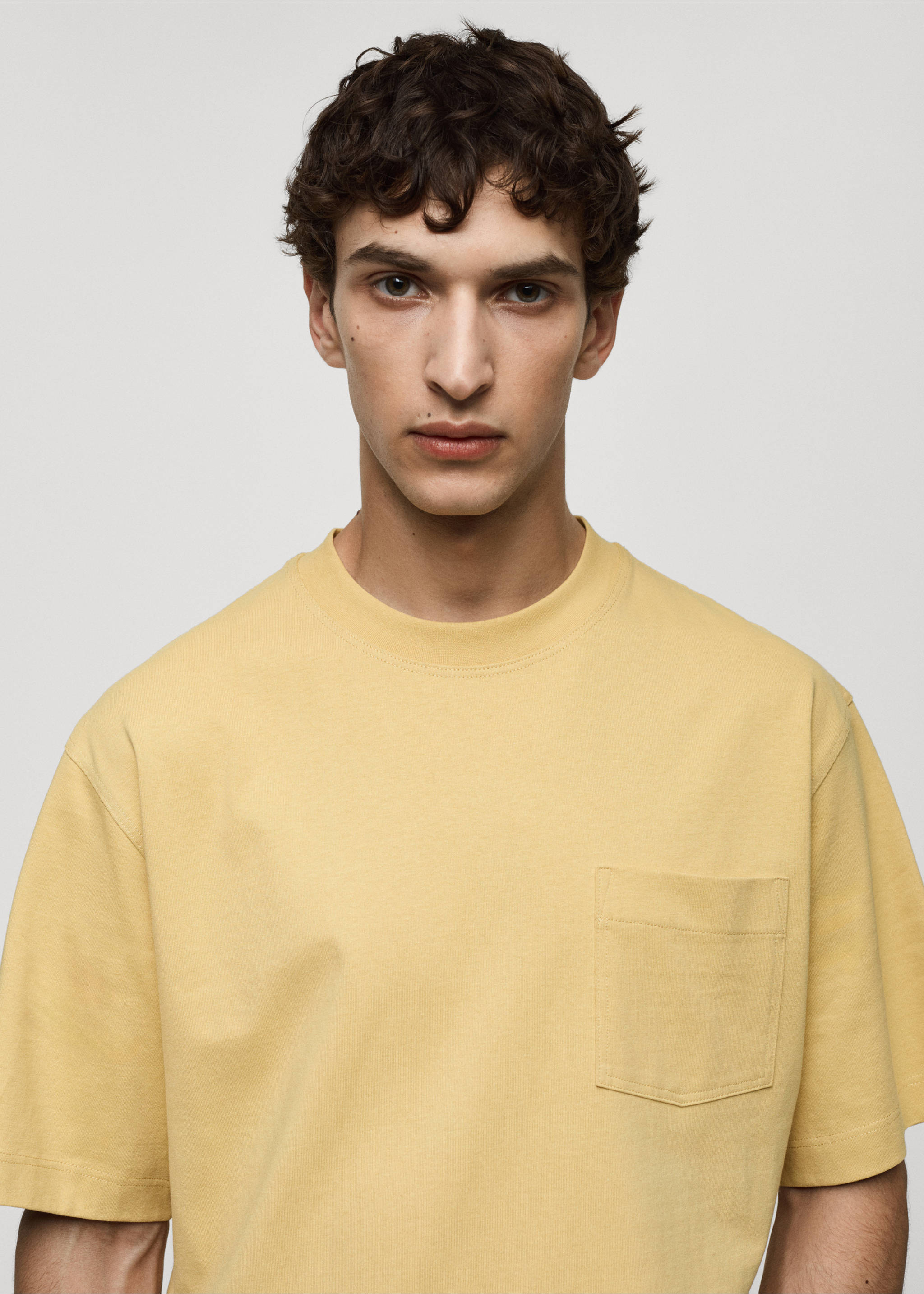 T-Shirt aus 100 % Baumwolle mit Tasche - Detail des Artikels 1, Gelb. Ref: 77020608-00.