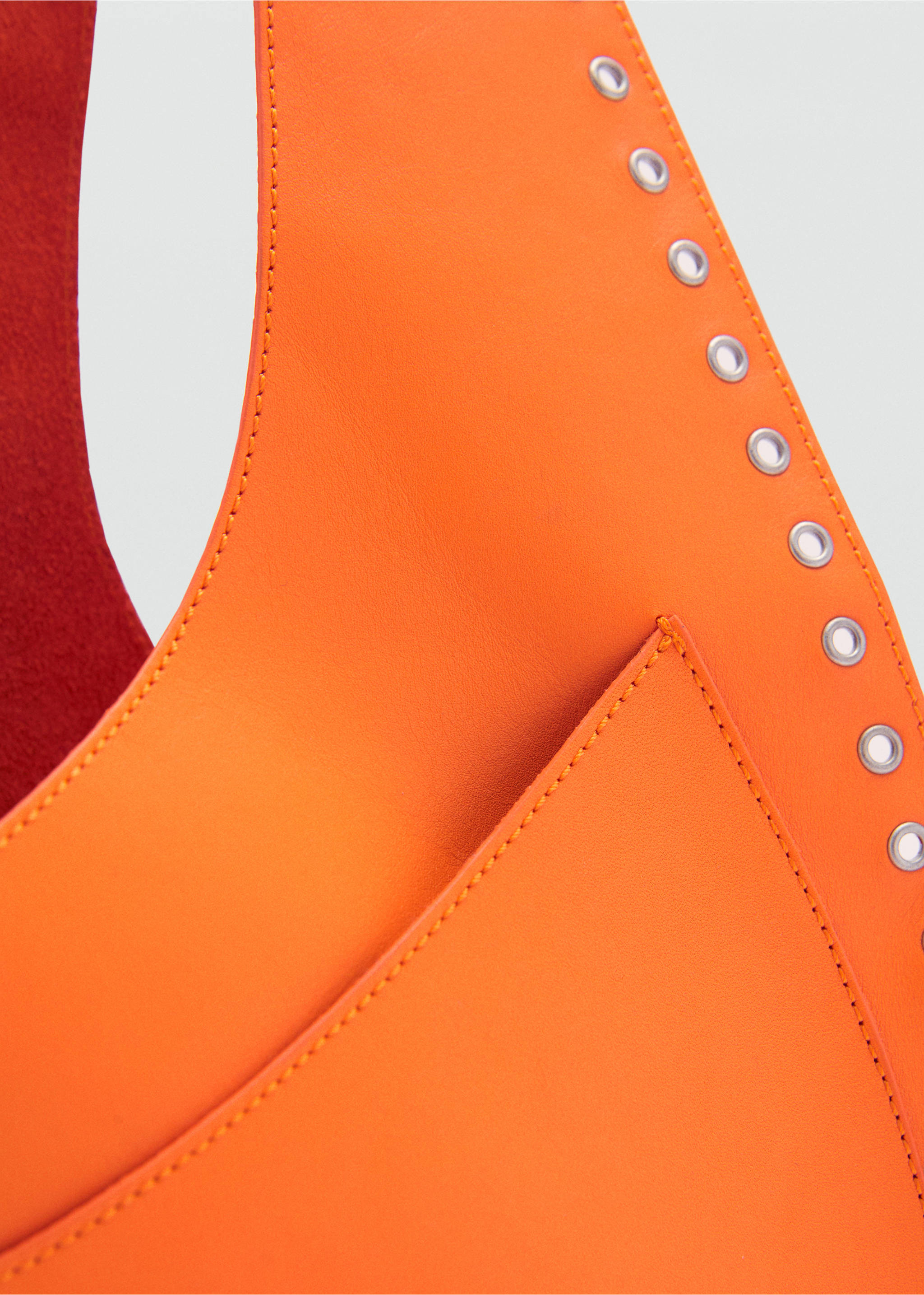Ledertasche mit Stanzmotiven - Detail des Artikels 1, Orange. Ref: 77020640-00.