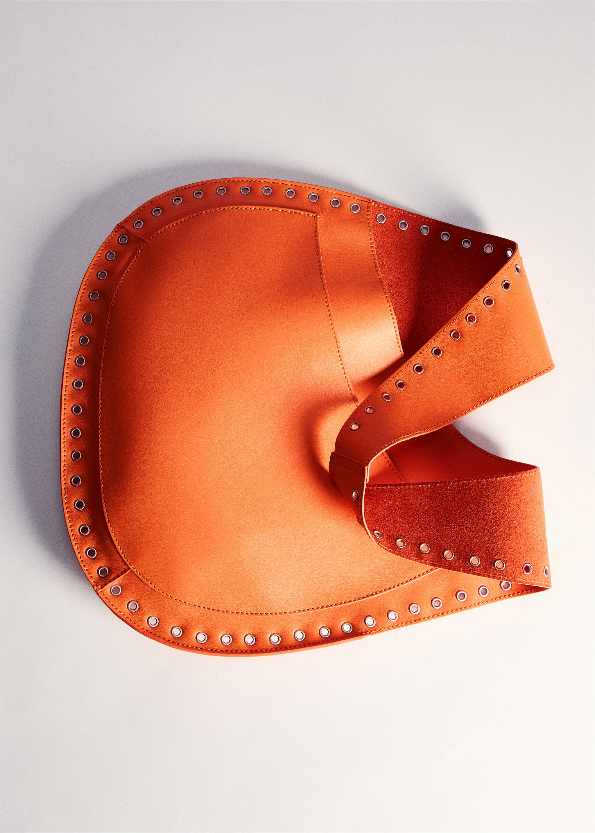 Ledertasche mit Stanzmotiven - Detail des Artikels 5, Orange. Ref: 77020640-00.