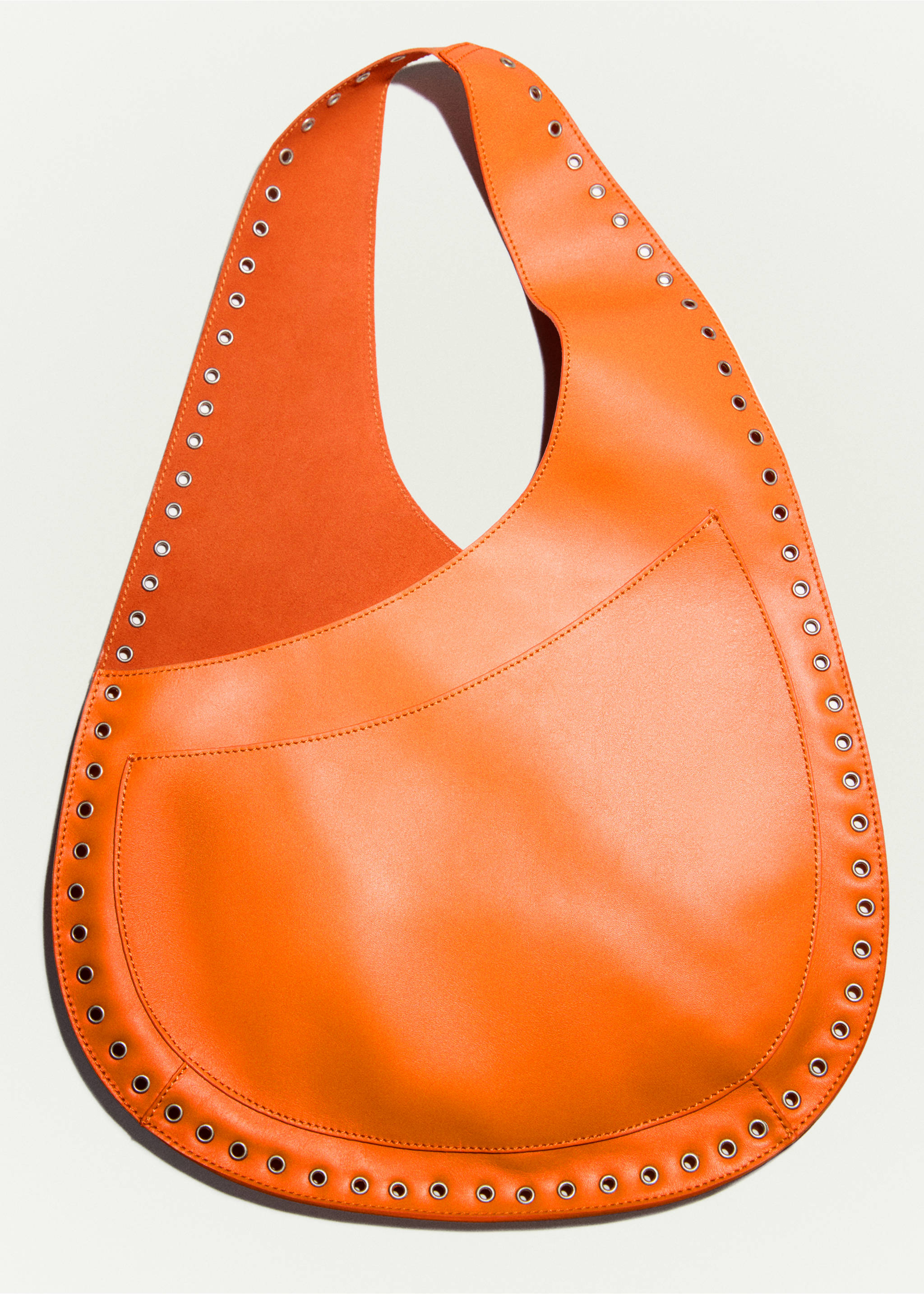 Ledertasche mit Stanzmotiven - Detail des Artikels 6, Orange. Ref: 77020640-00.