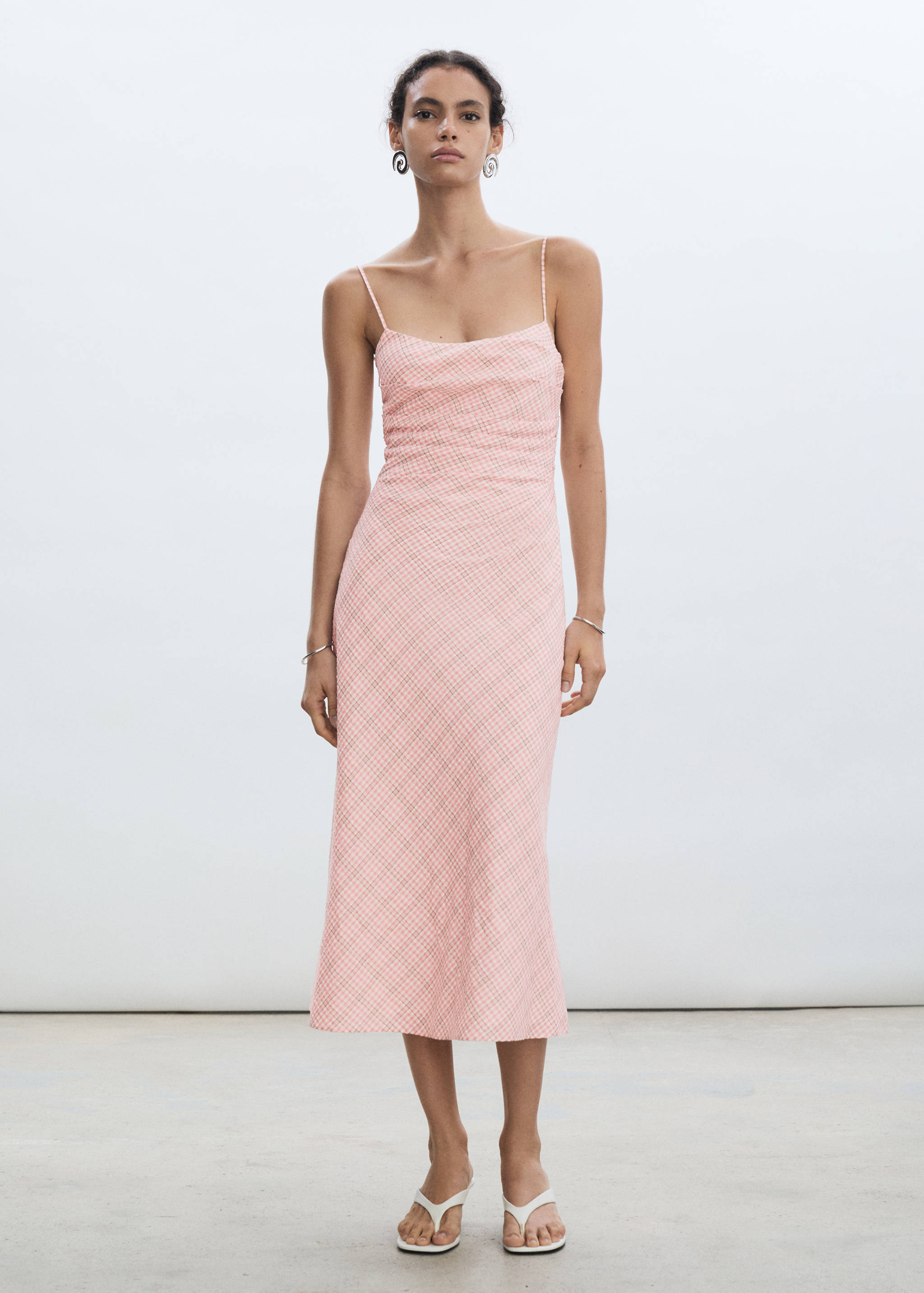 Vestido pelo joelho com estampado aos quadrados - Plano geral