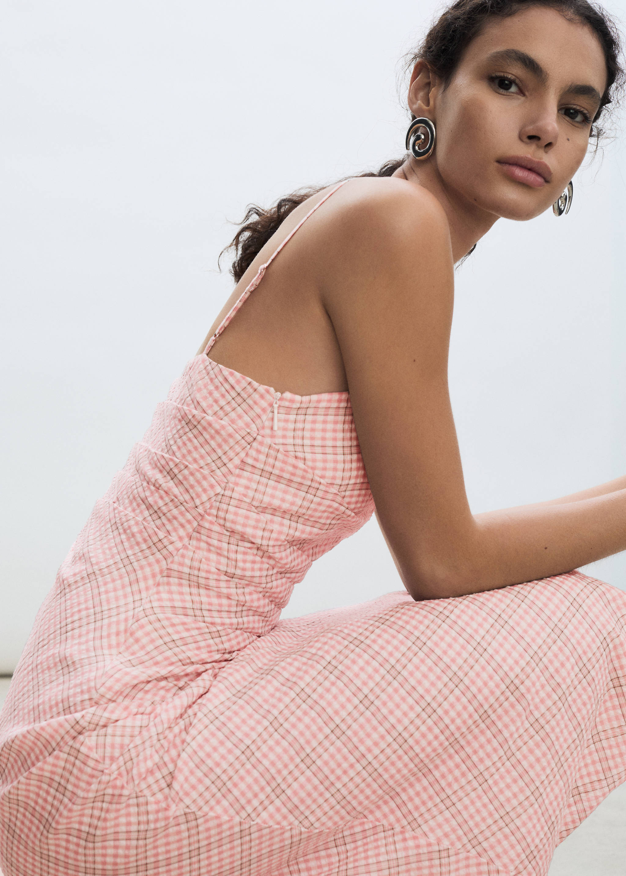 Vestido pelo joelho com estampado aos quadrados - Pormenor do artigo 1