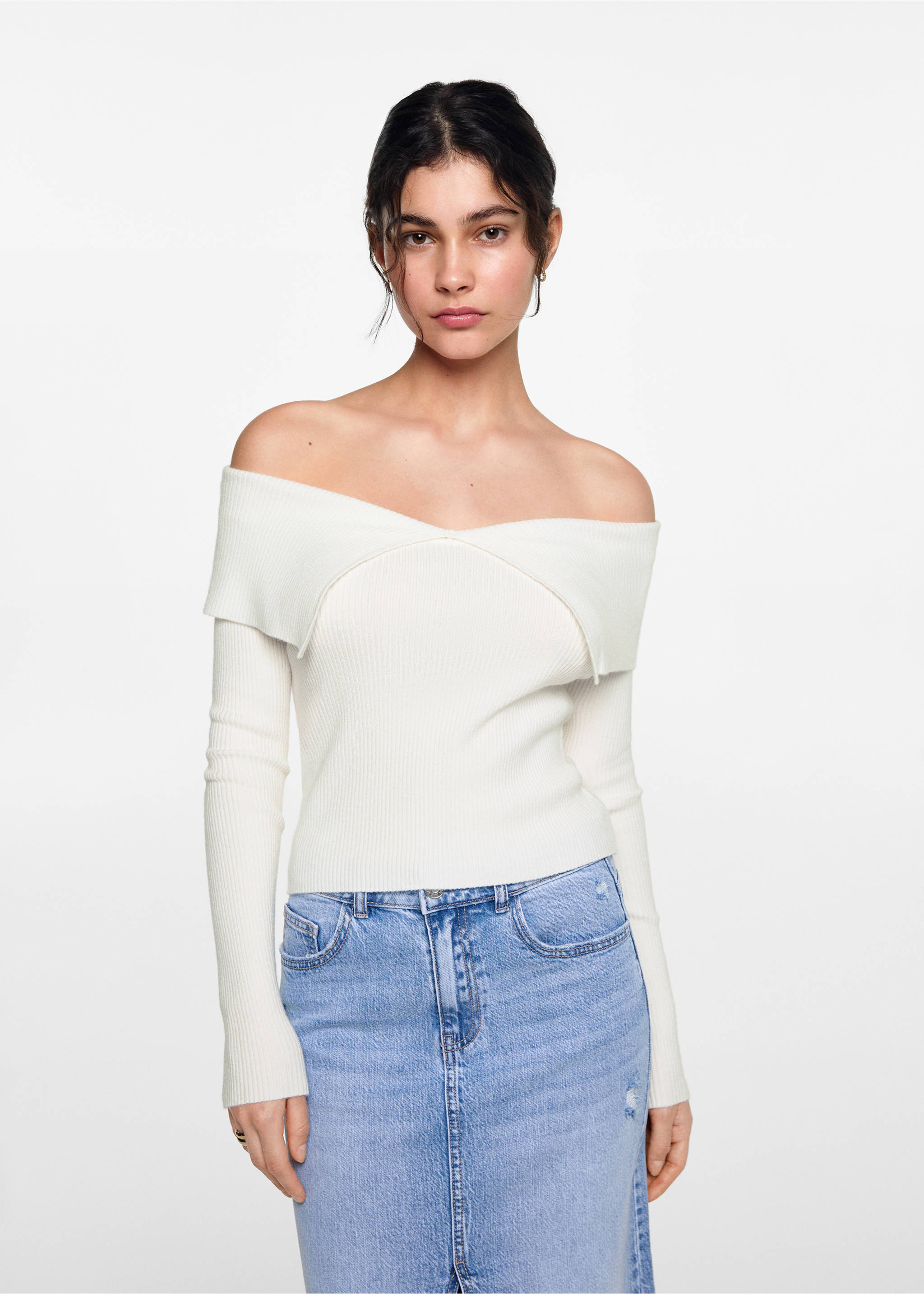 Sweter z dzianiny z odkrytymi ramionami - Plan średni, Złamana biel. Ref: 77022935-00.