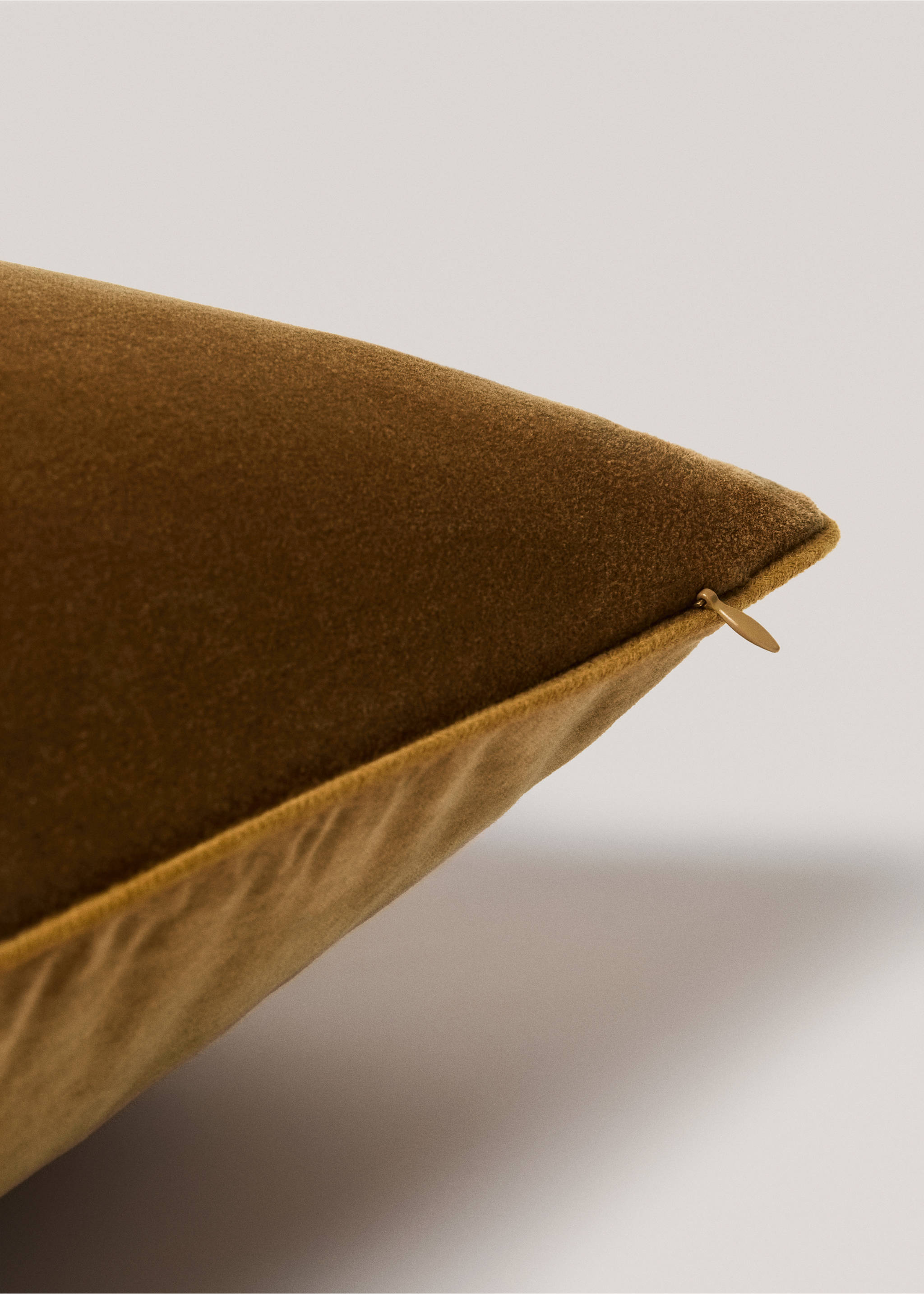 Housse de coussin velours 60x60 cm - Détail de l'article 3, Olive. Ref: 77023286-00.