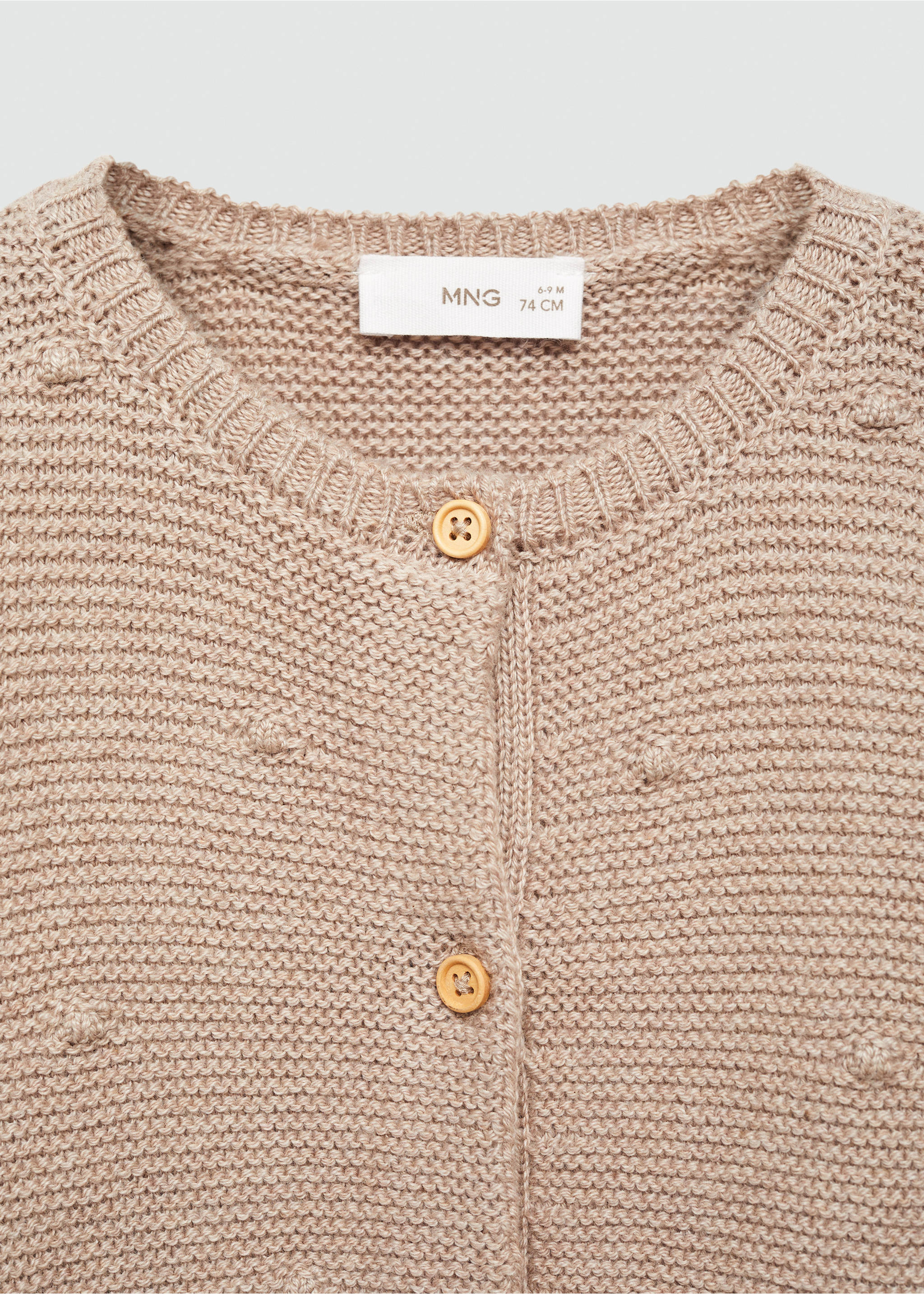 Strickjacke mit Knöpfen - Detail des Artikels 8, Mittelbraun. Ref: 77023668-00.