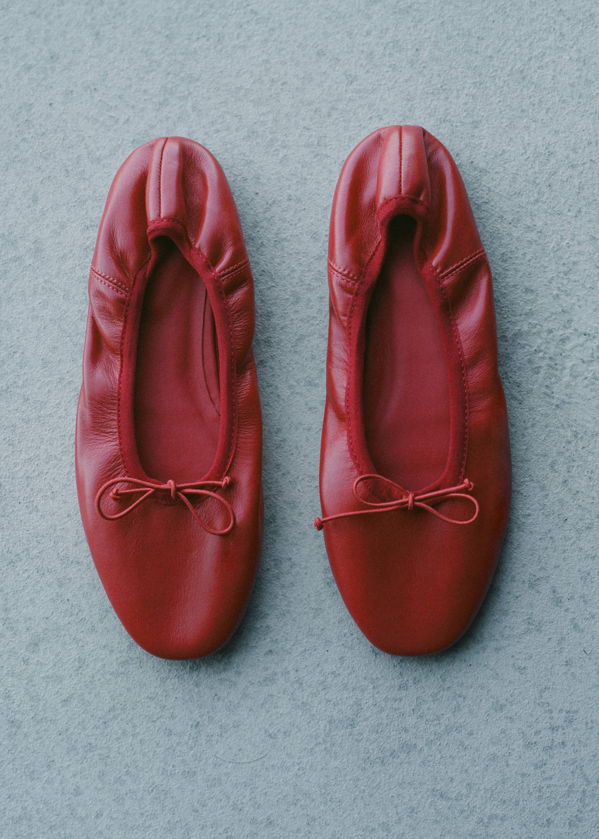 Leather ballet flats with bow - Details of the article 9, Red. Ref: 77023669-00.