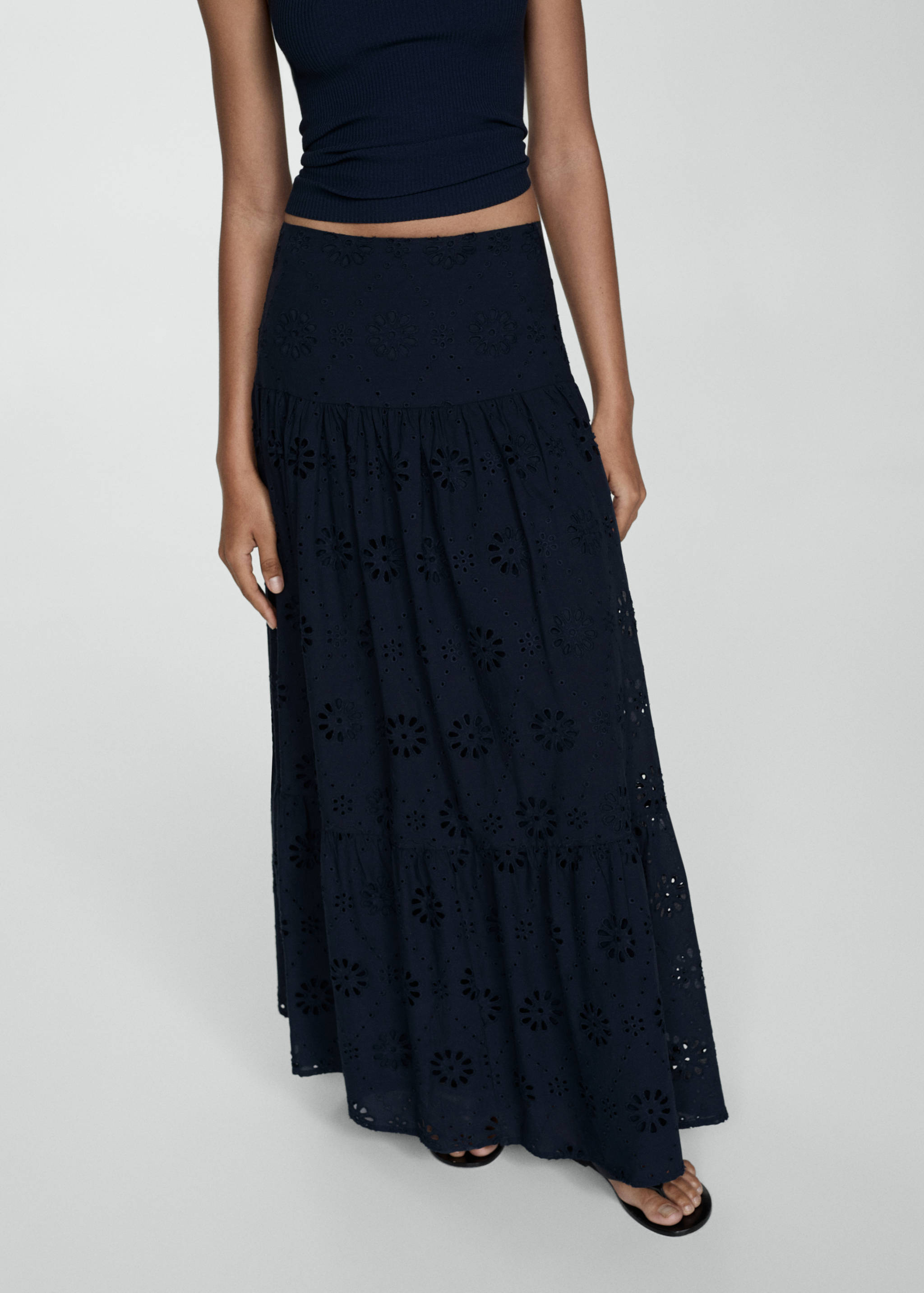 Faldilla cotó brodat suís - Pla mig