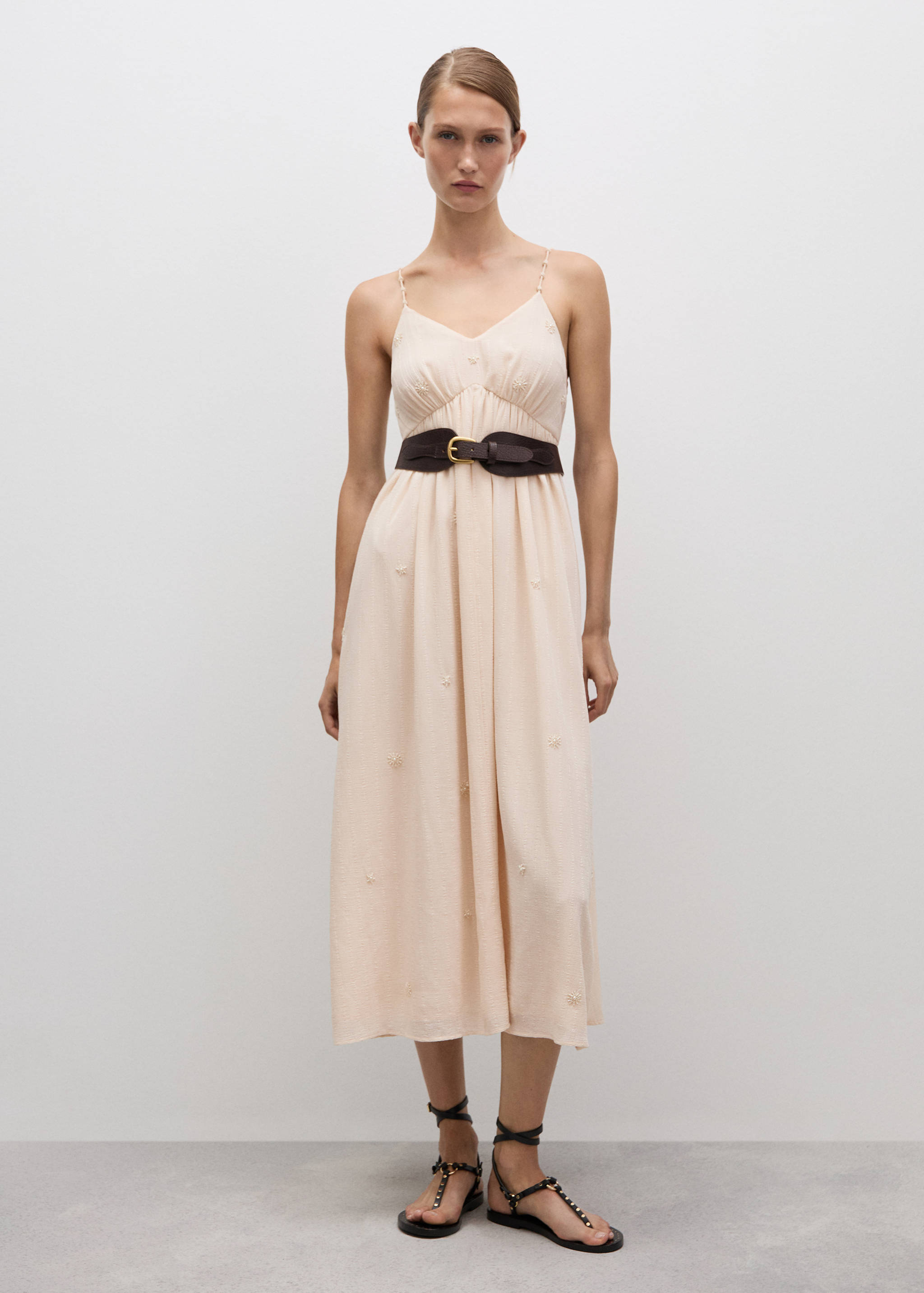 Rochie cu bretele și mărgele - Plan general