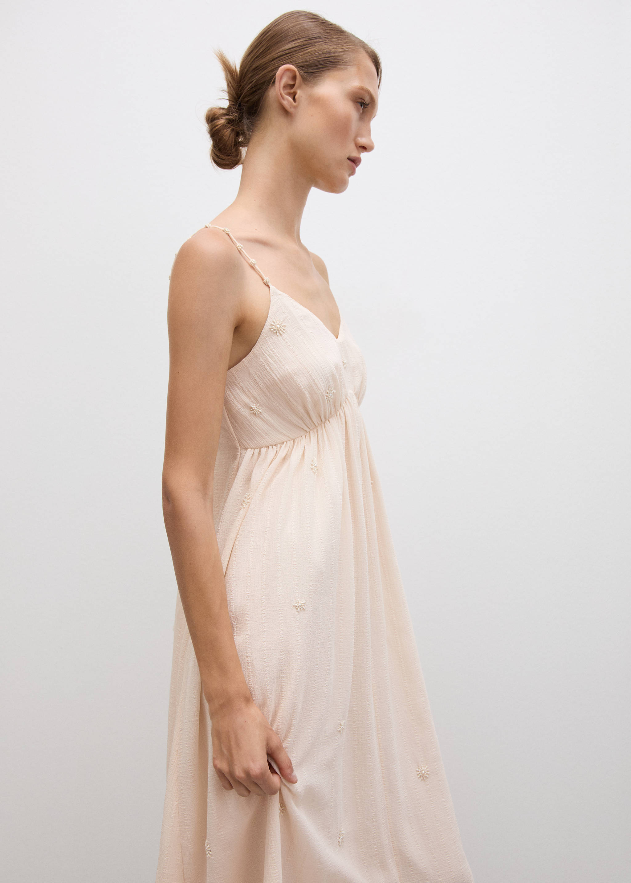 Rochie cu bretele și mărgele - Plan mediu