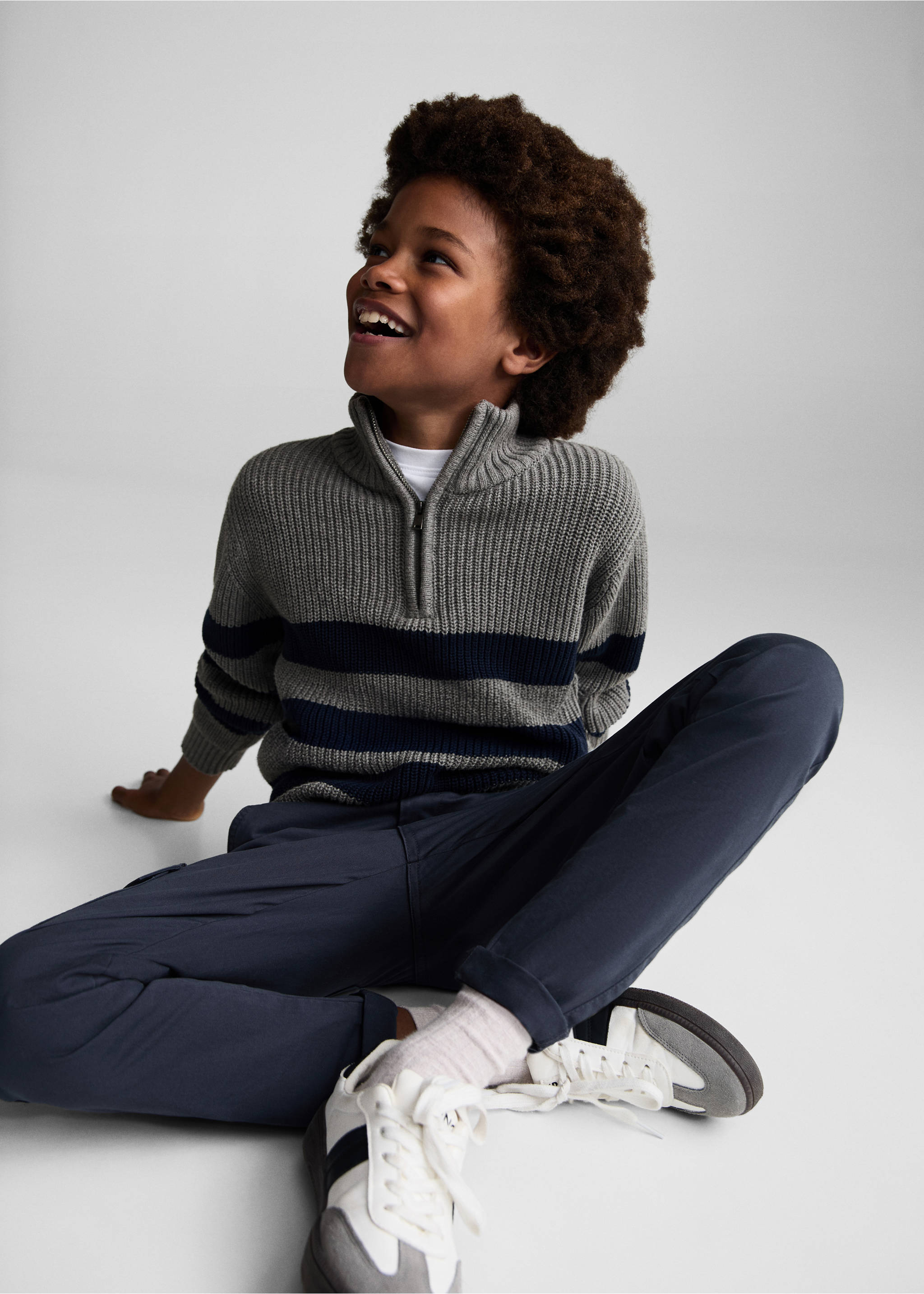 Straight-fit cargo trousers - Details of the article 1, Dark Navy. Ref: 77024435-00.