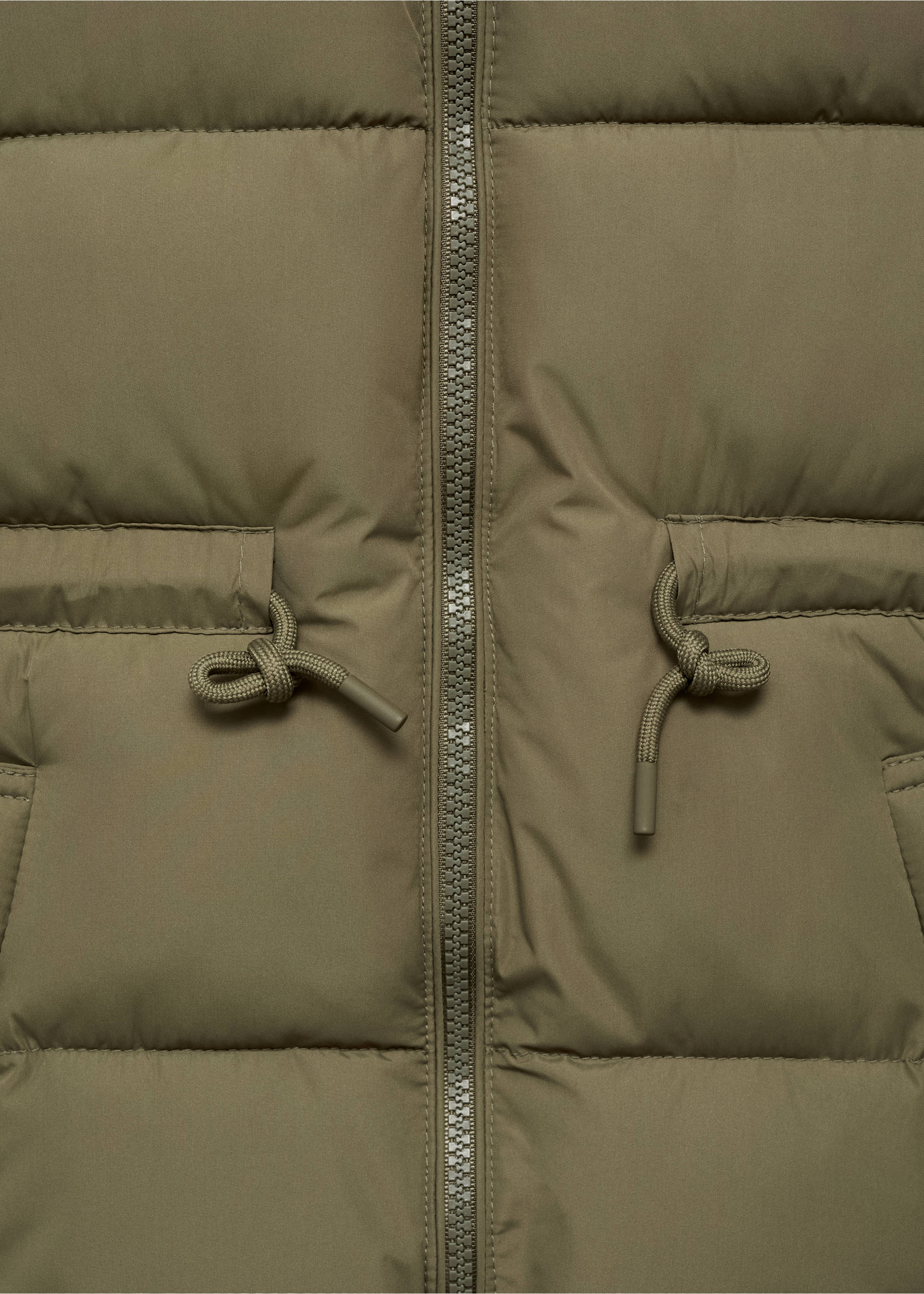 Chaleco acolchado largo - Detalle del artículo 8, Khaki. Ref: 77024438-00.