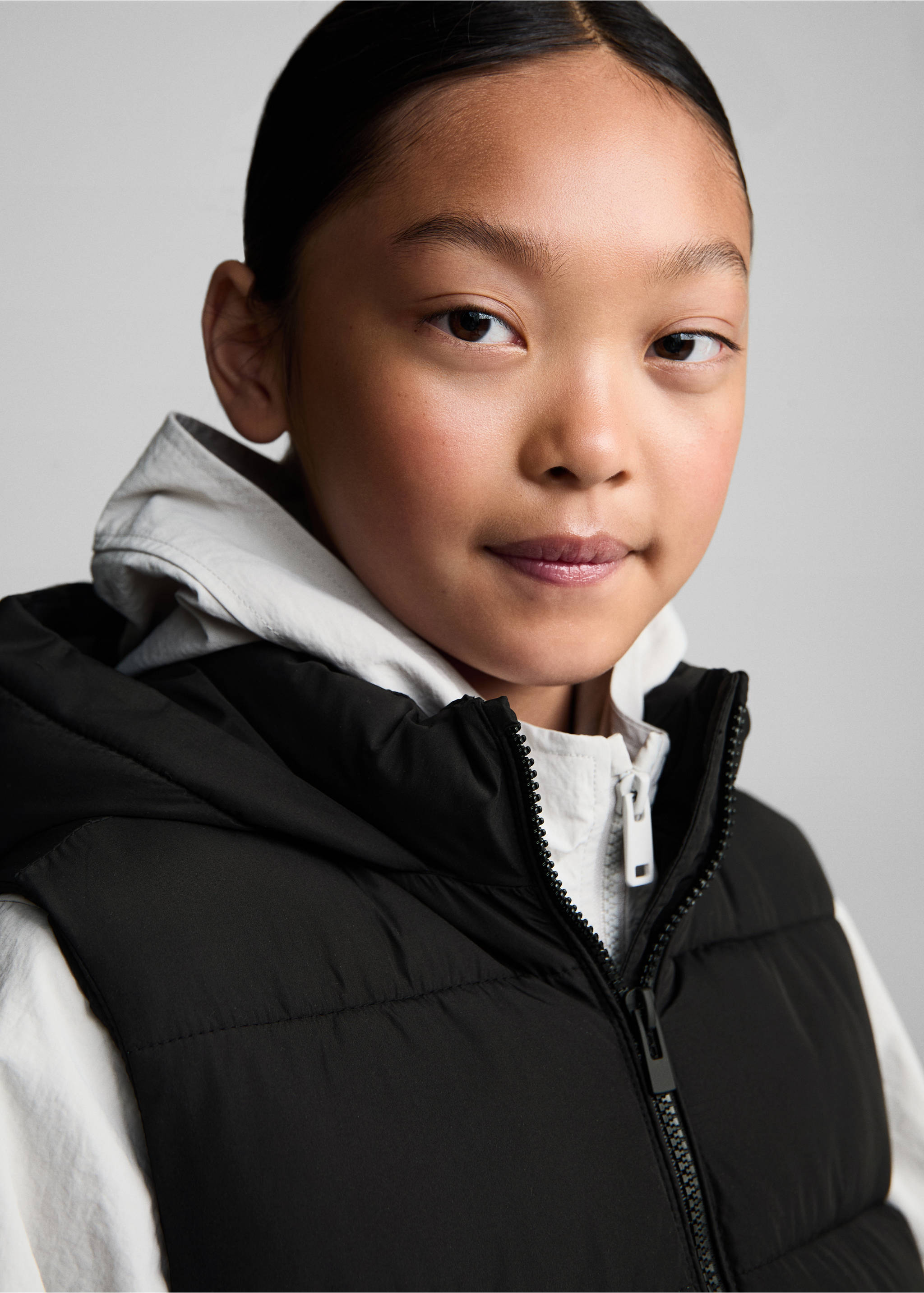 Long puffer vest - Details of the article 1, Black. Ref: 77024438-00.