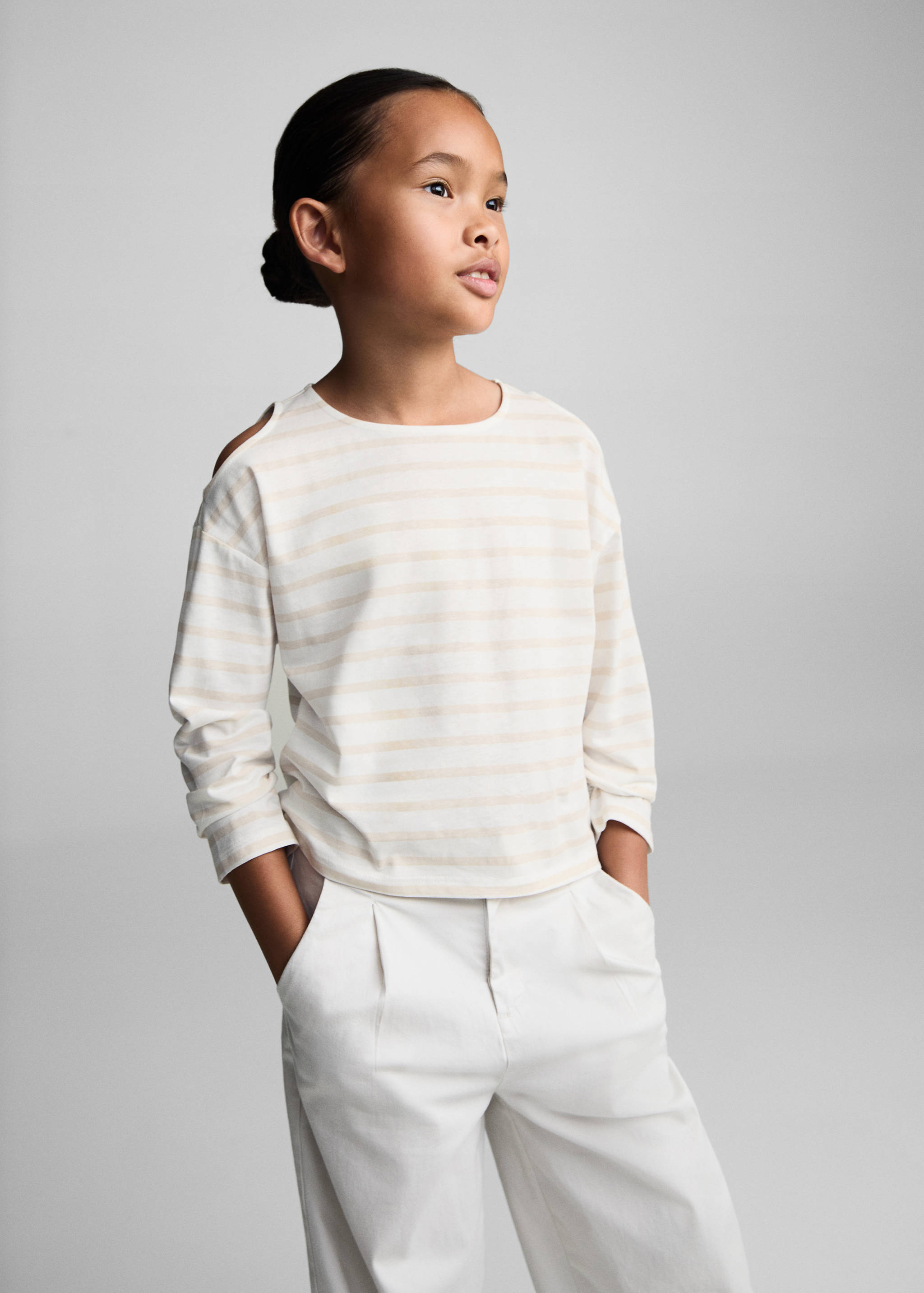 T-shirt i bomull bara axlar - Bild av mittparti