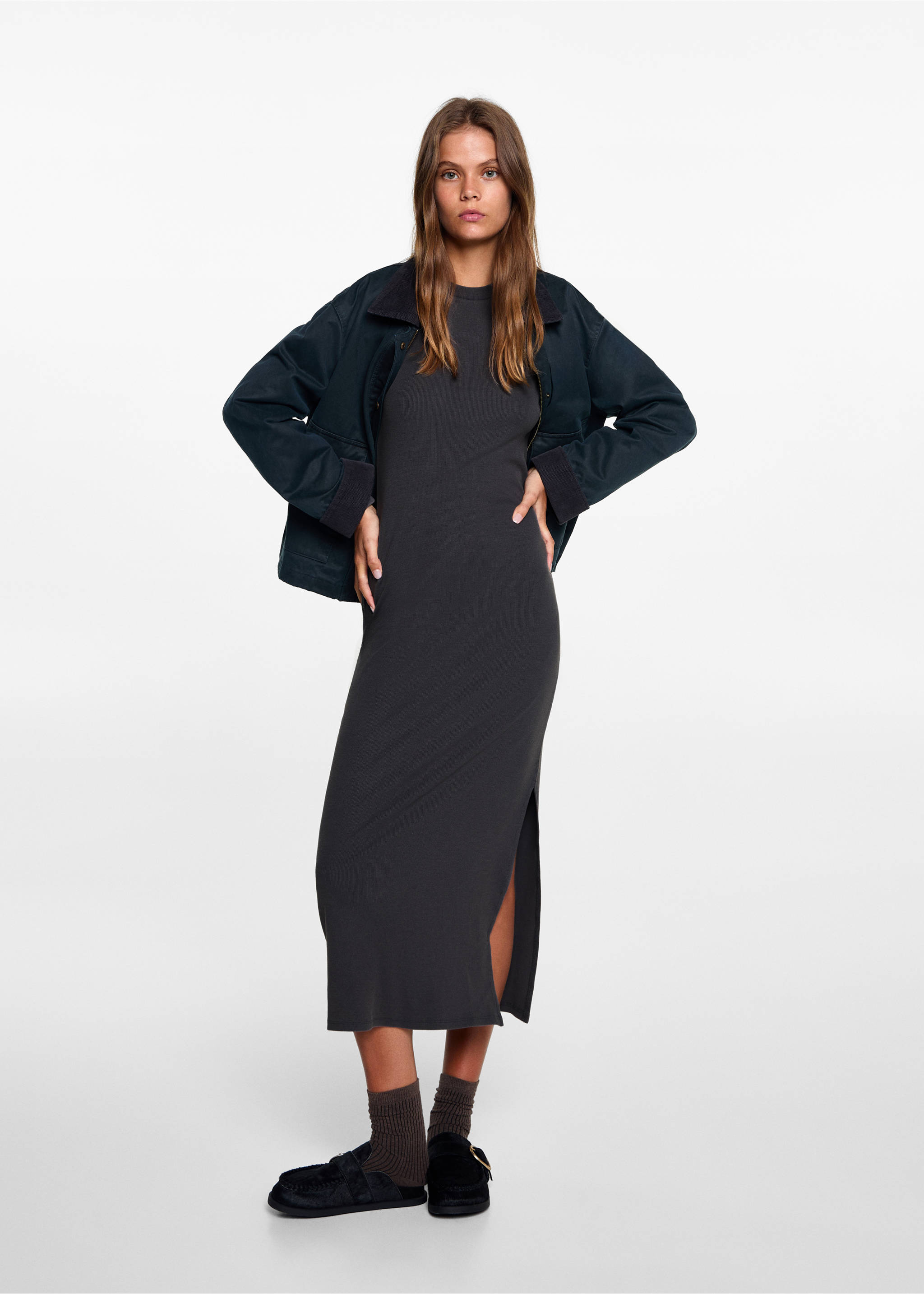 Prążkowana sukienka z rozcięciem - Plan ogólny, Antracytowy. Ref: 77024787-00.