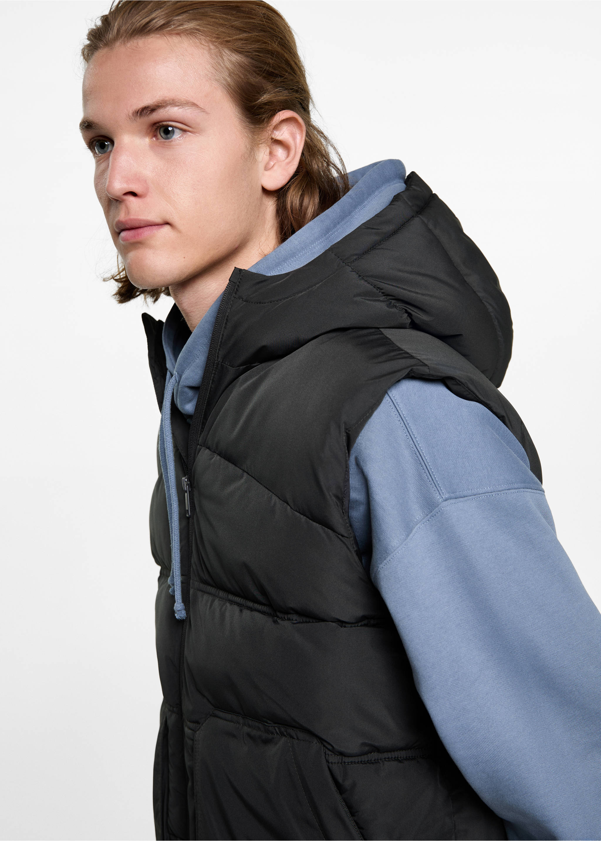 Steppweste mit Kapuze - Detail des Artikels 1, Anthrazit. Ref: 77025635-00.