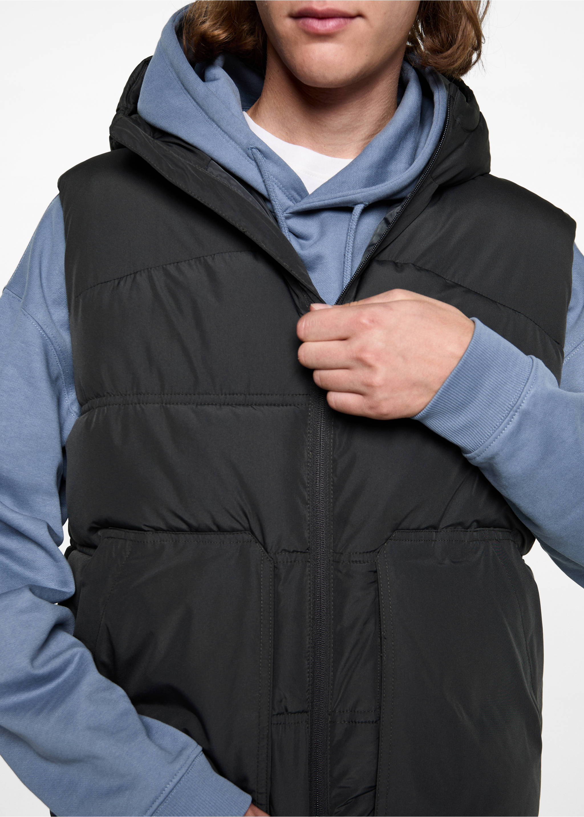 Steppweste mit Kapuze - Detail des Artikels 6, Anthrazit. Ref: 77025635-00.