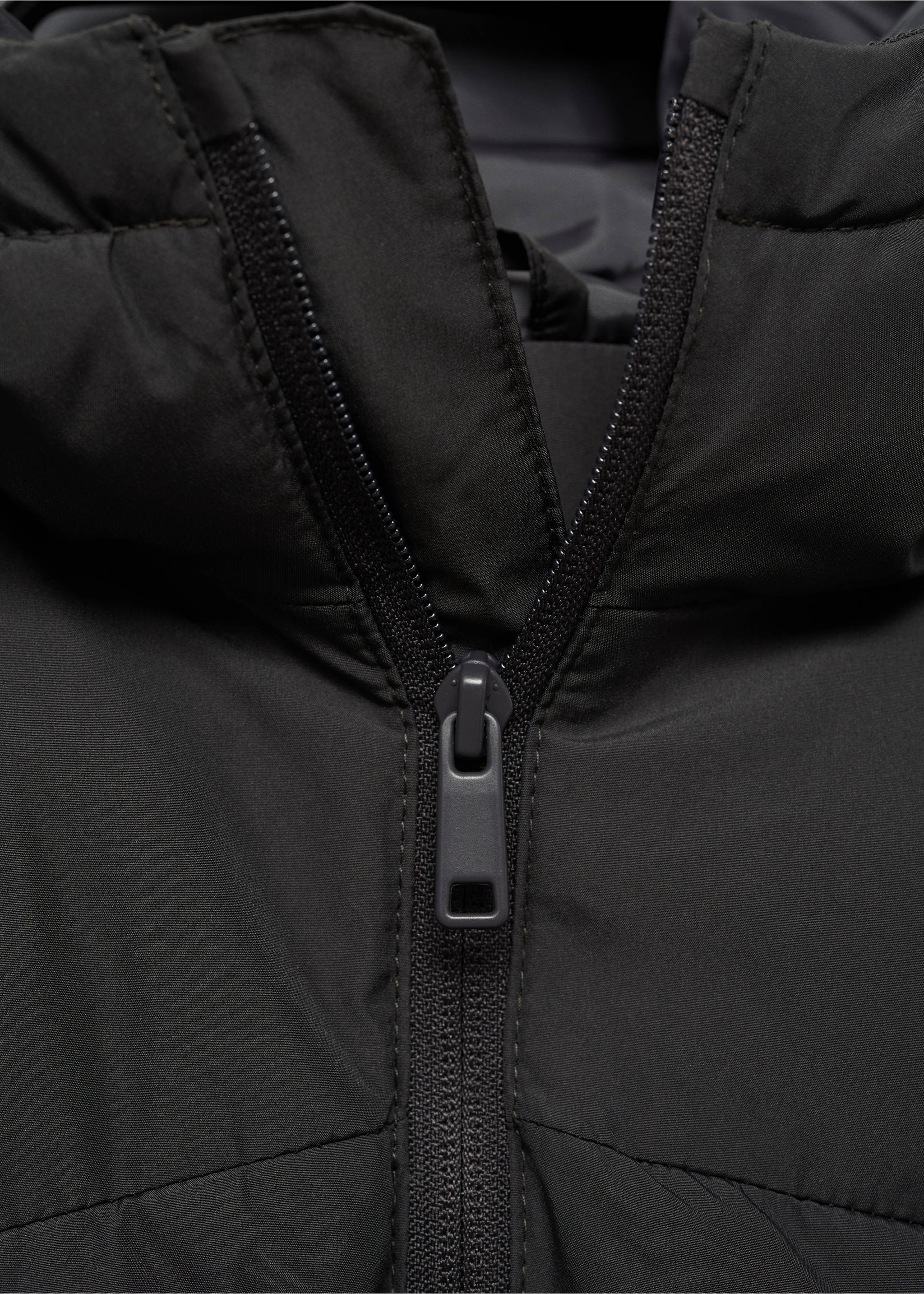 Steppweste mit Kapuze - Detail des Artikels 8, Anthrazit. Ref: 77025635-00.