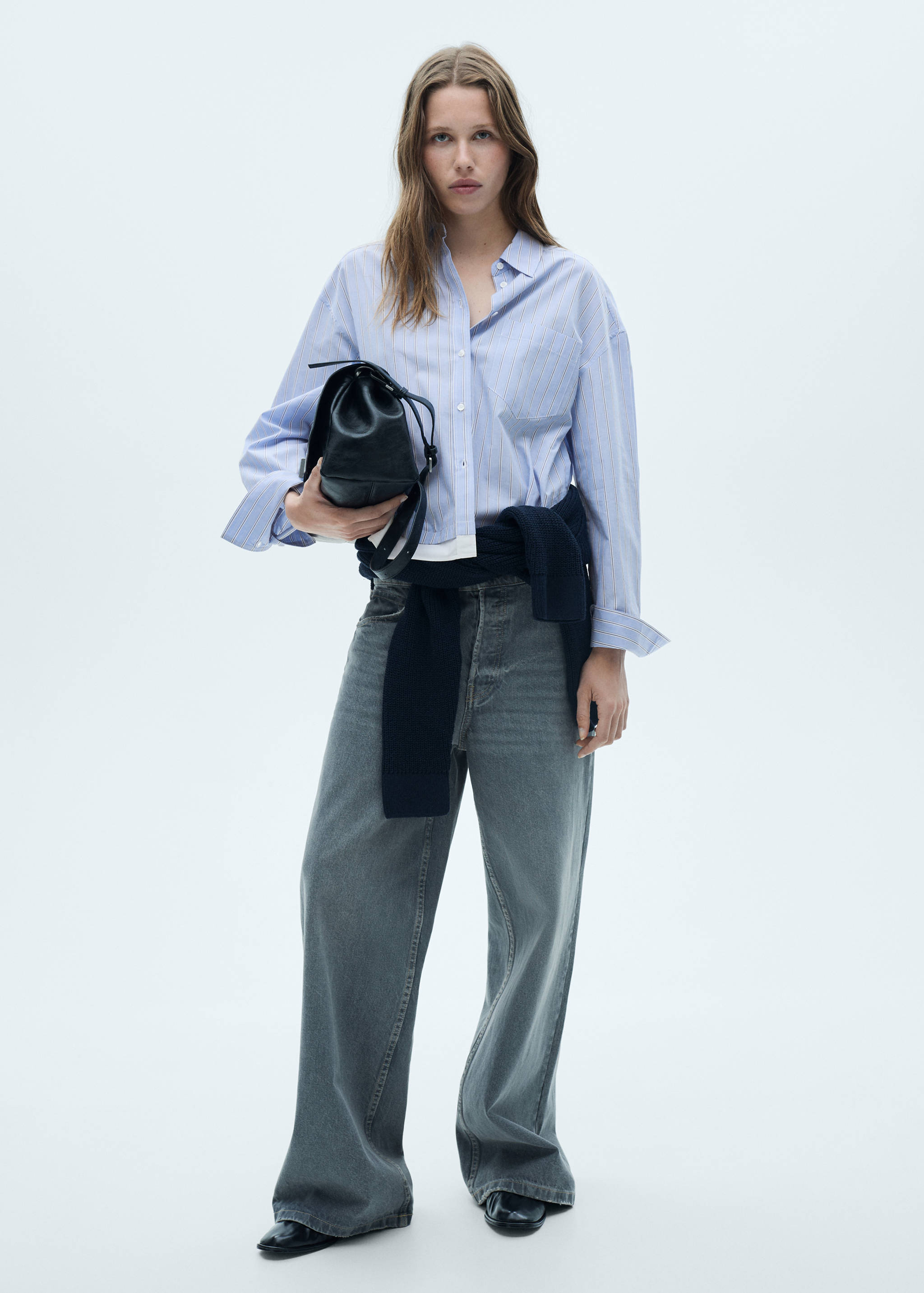 Camisa rayas bajo en contraste - Plano general