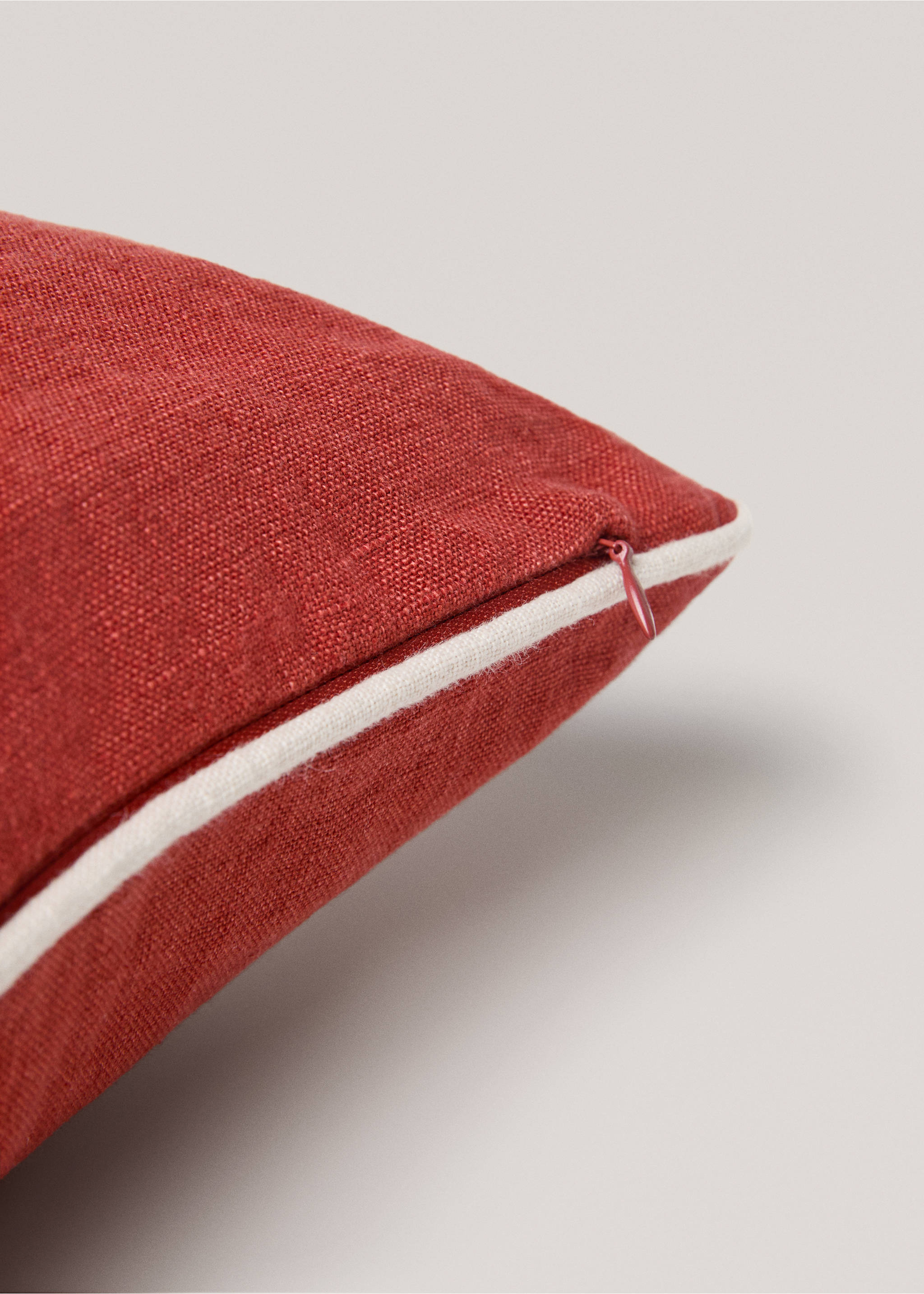 Housse de coussin 100 % lin 50x50 cm - Détail de l'article 1, Rouge. Ref: 77025662-00.