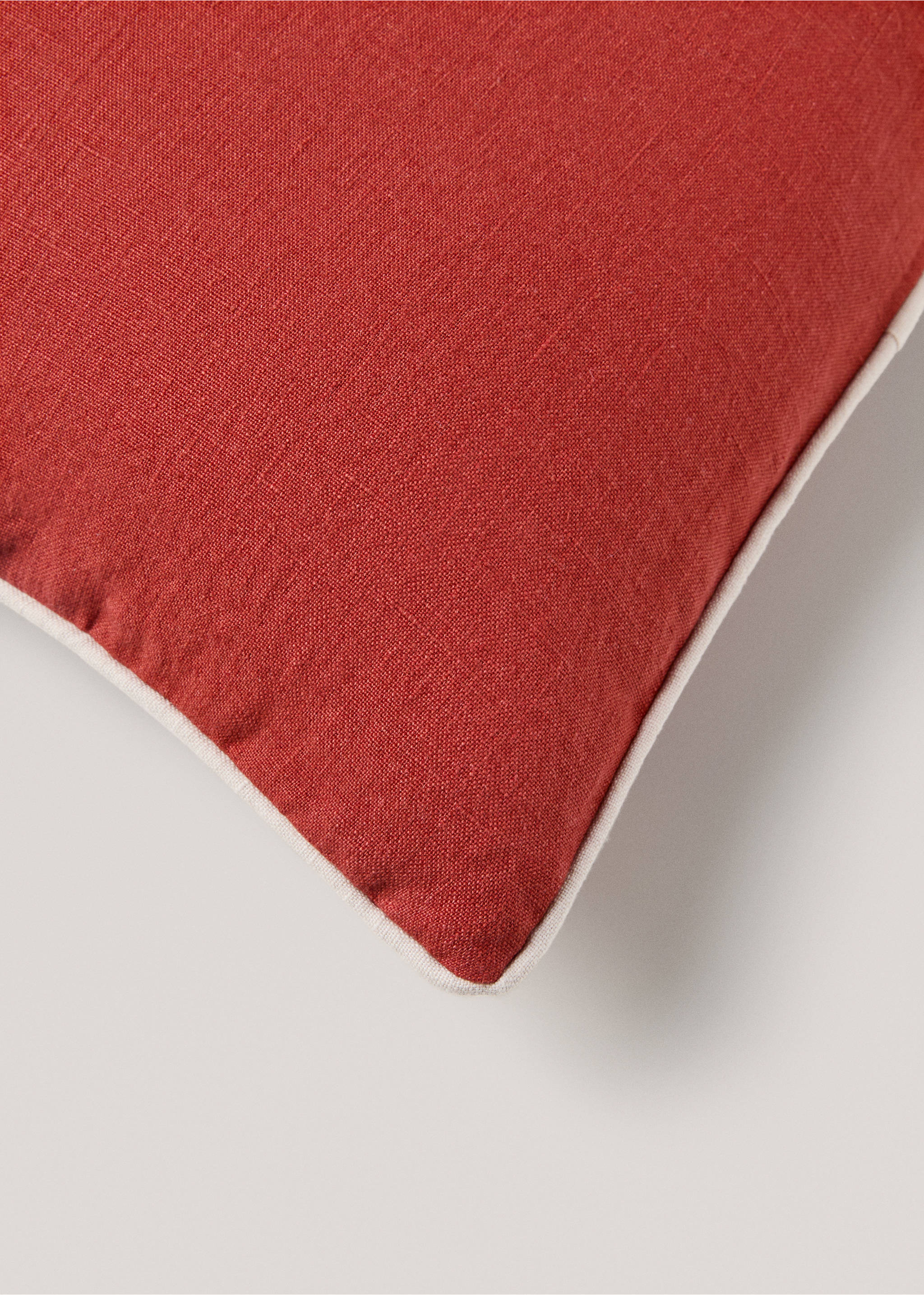 Housse de coussin 100 % lin 50x50 cm - Détail de l'article 2, Rouge. Ref: 77025662-00.