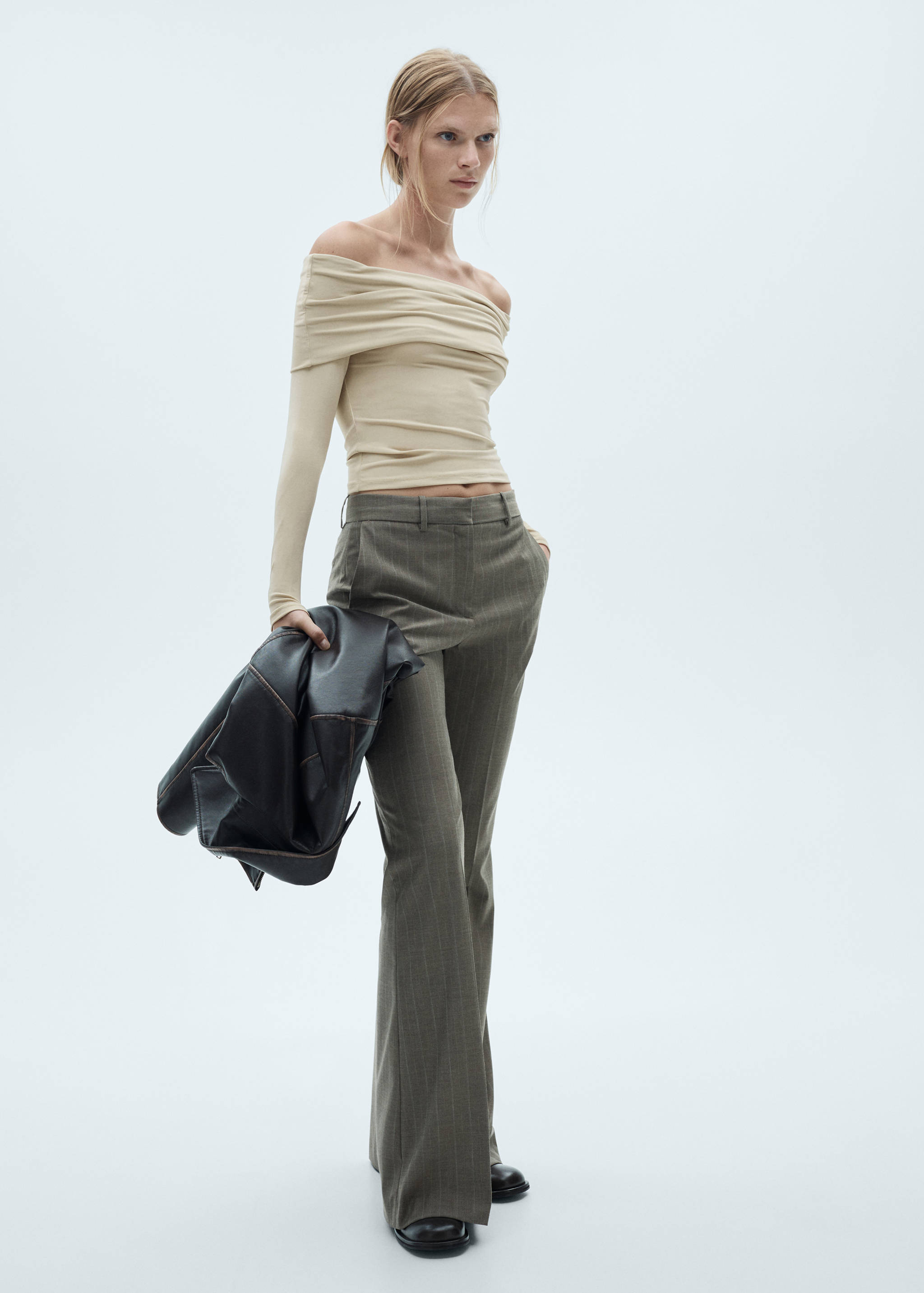 Camiseta hombros descubiertos - Plano general