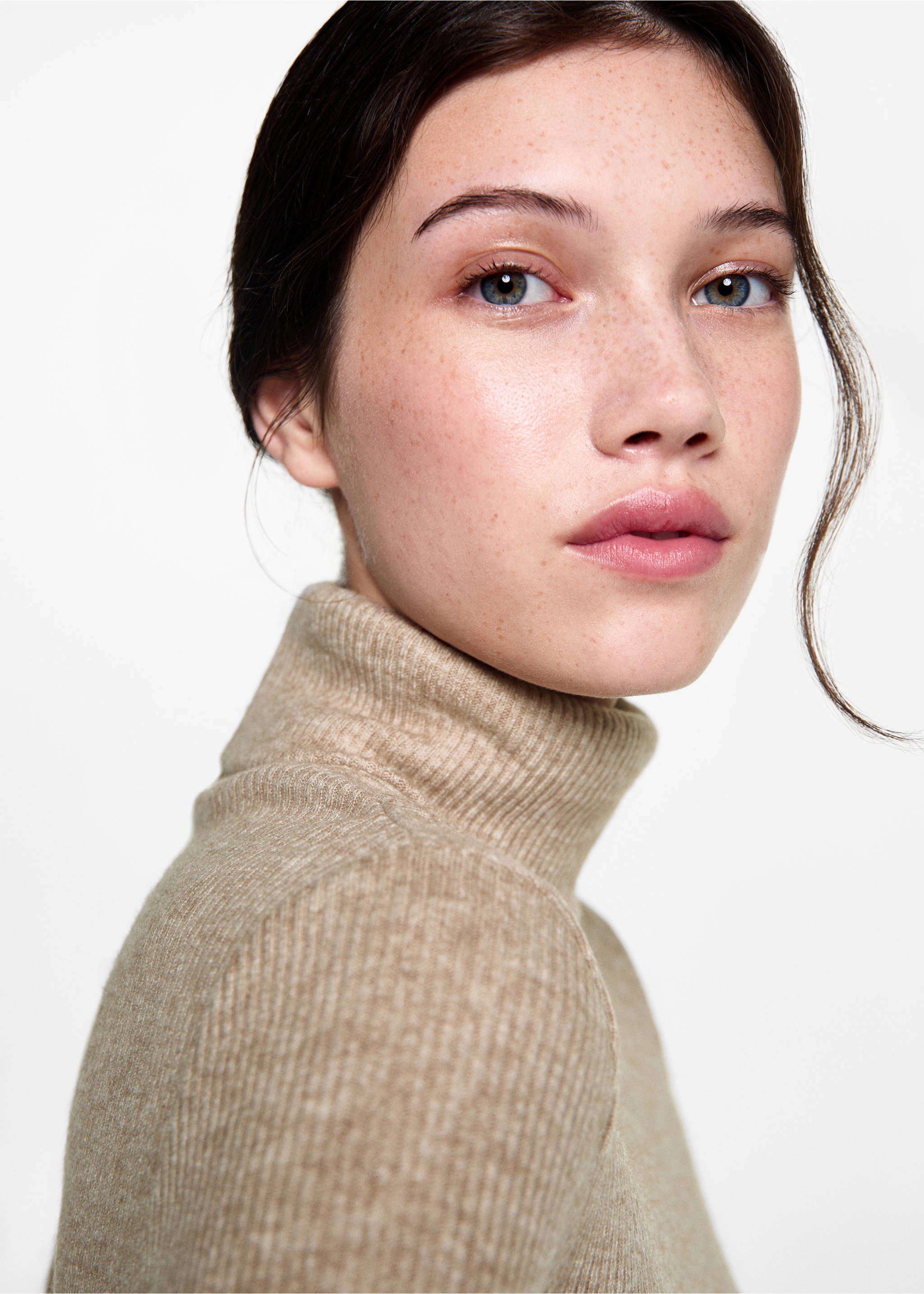 Turtle neck dress - Details of the article 1, Sand. Ref: 77025986-00.