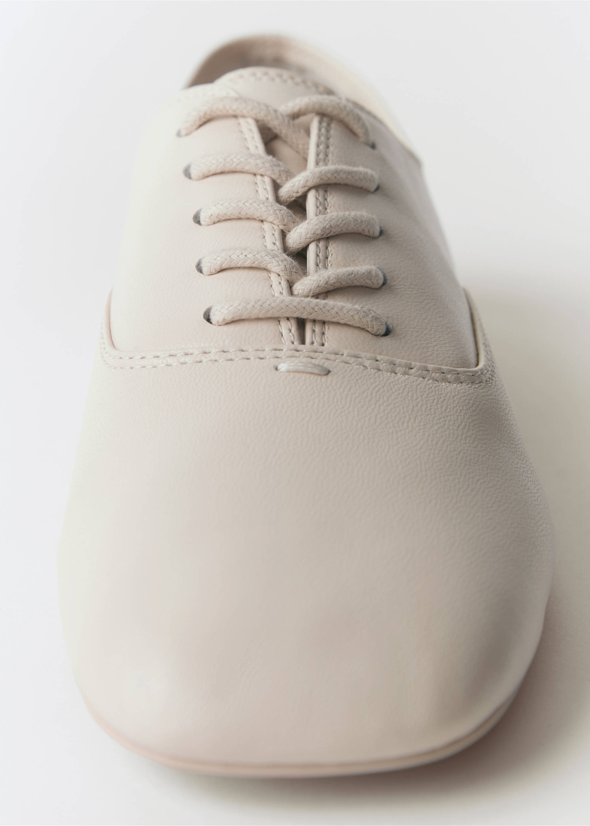 Lace-up leather shoes - Details of the article 2, Ecru. Ref: 77025997-00.