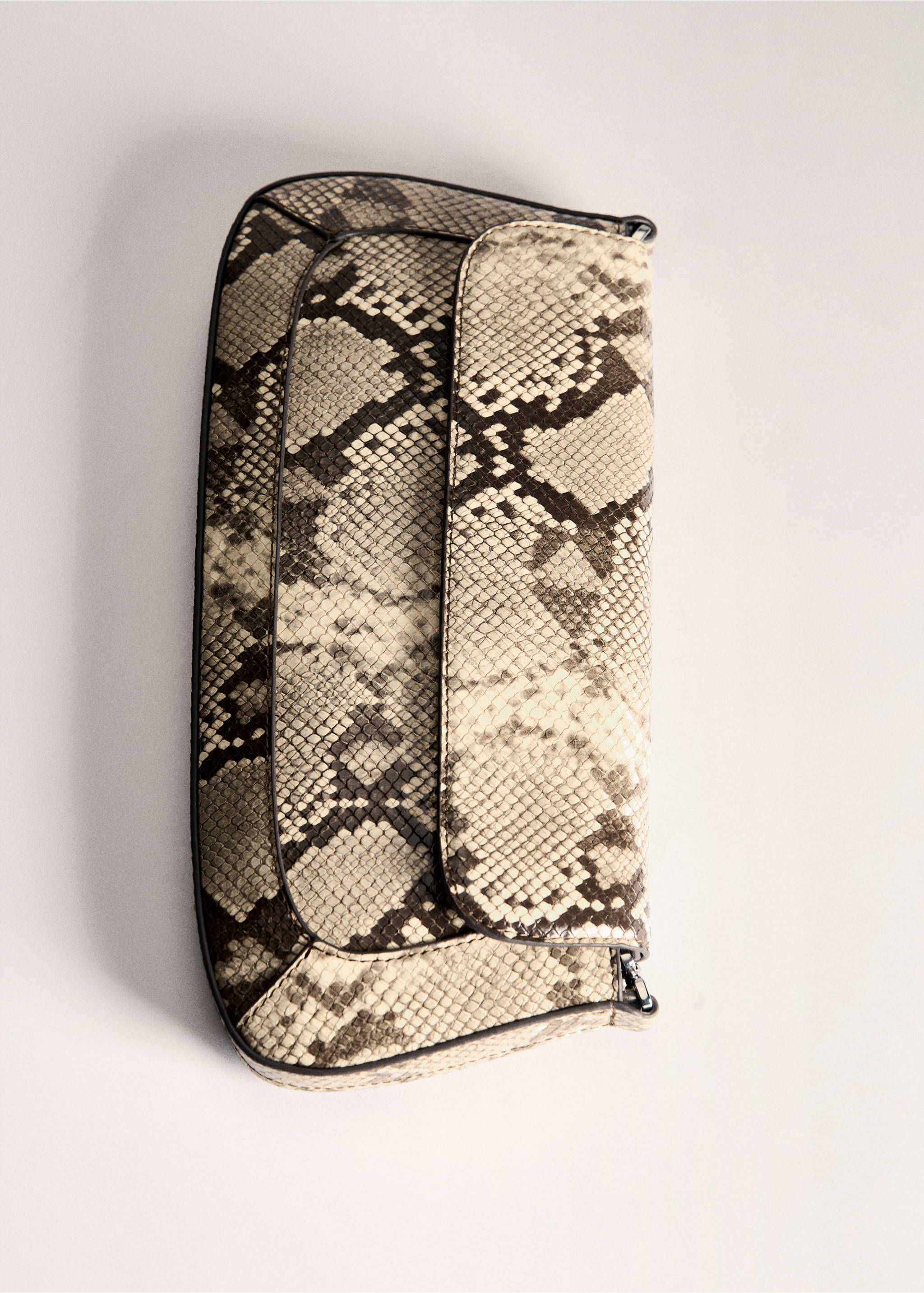 Shoulder bag with strap - Details of the article 5, Beige. Ref: 77026003-00.