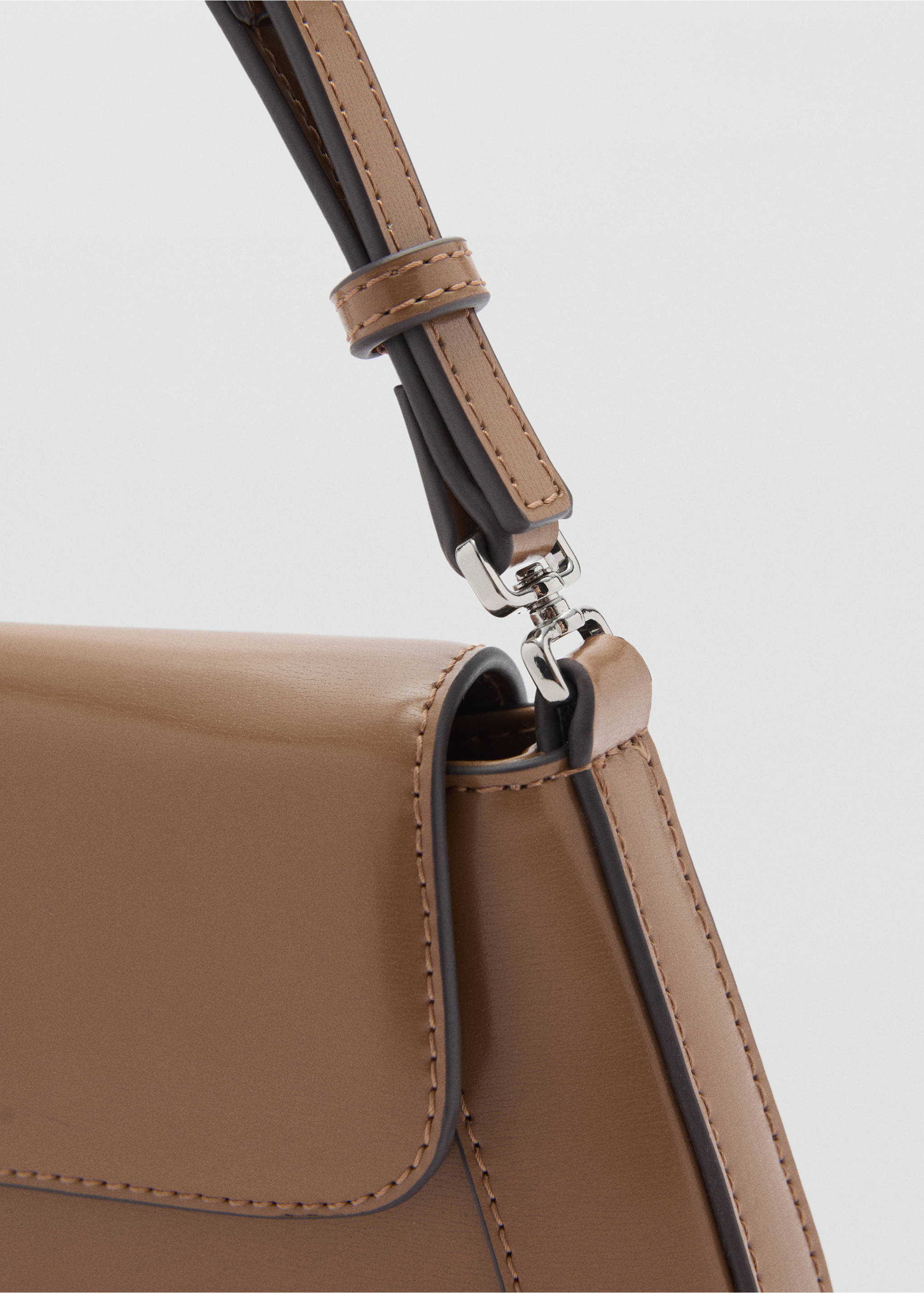 Shoulder bag with strap - Details of the article 2, Medium Brown. Ref: 77026003-00.
