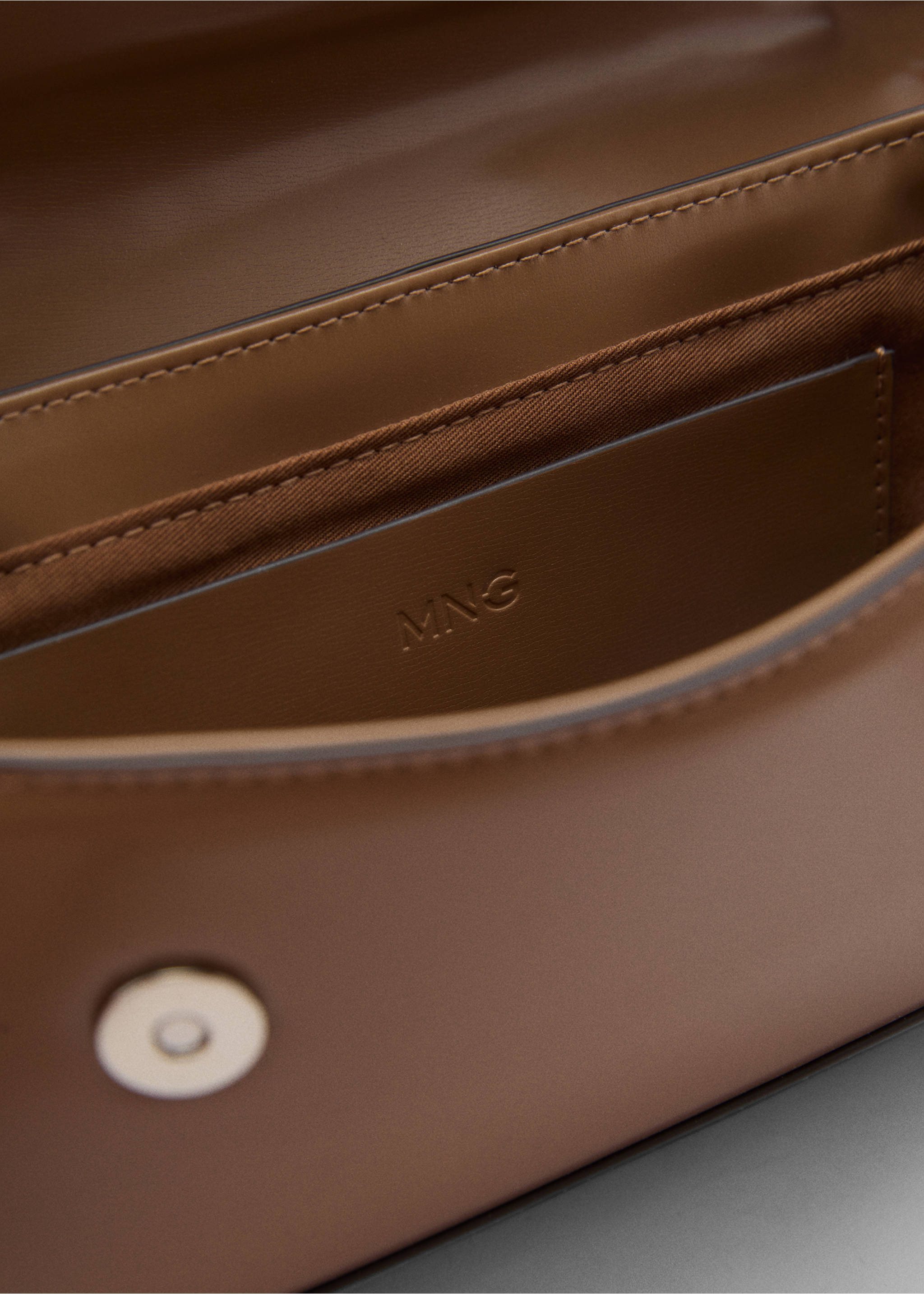 Shoulder bag with strap - Details of the article 4, Medium Brown. Ref: 77026003-00.