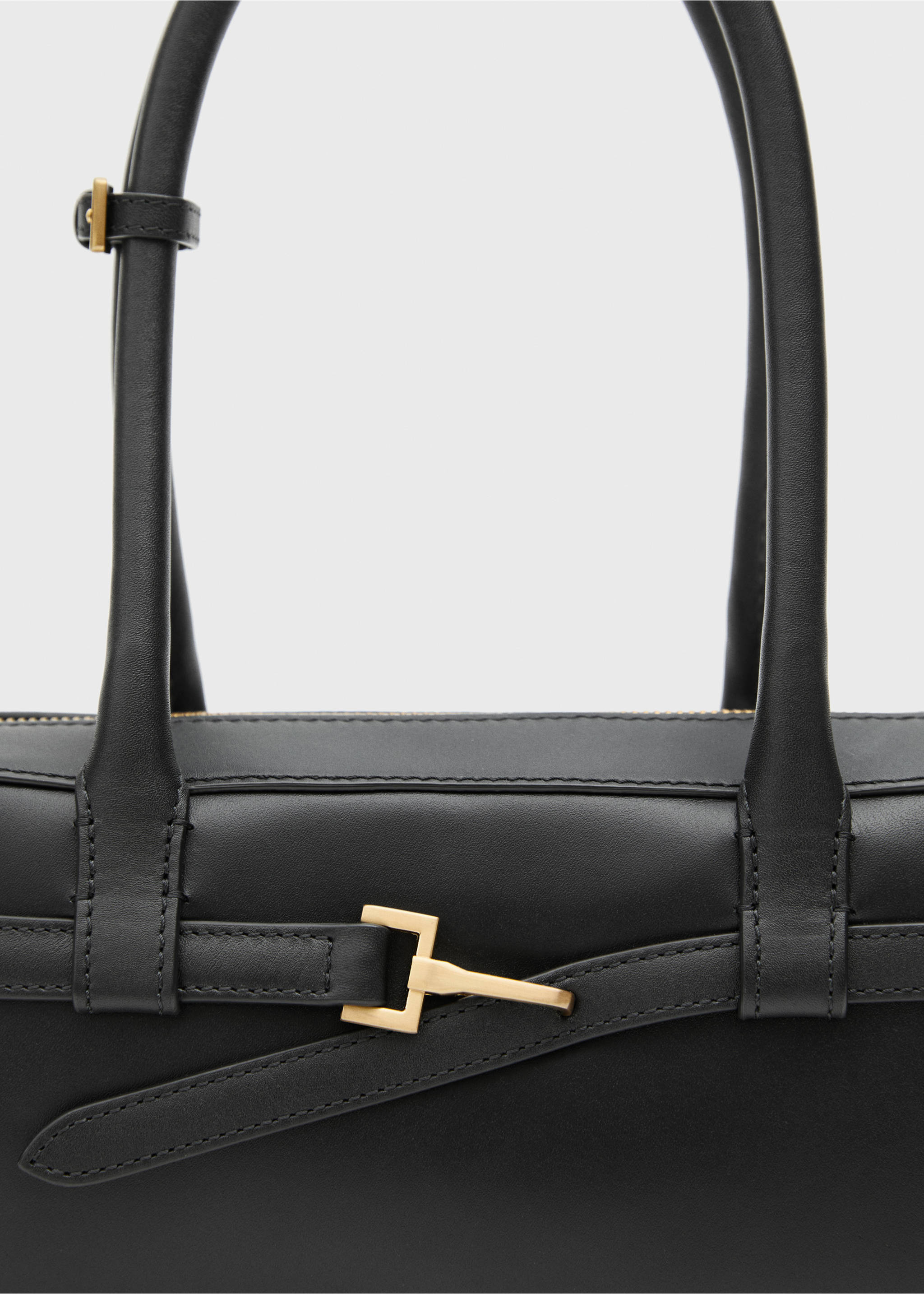 Leather bowling bag with buckle - Details of the article 2, Black. Ref: 77026360-00.