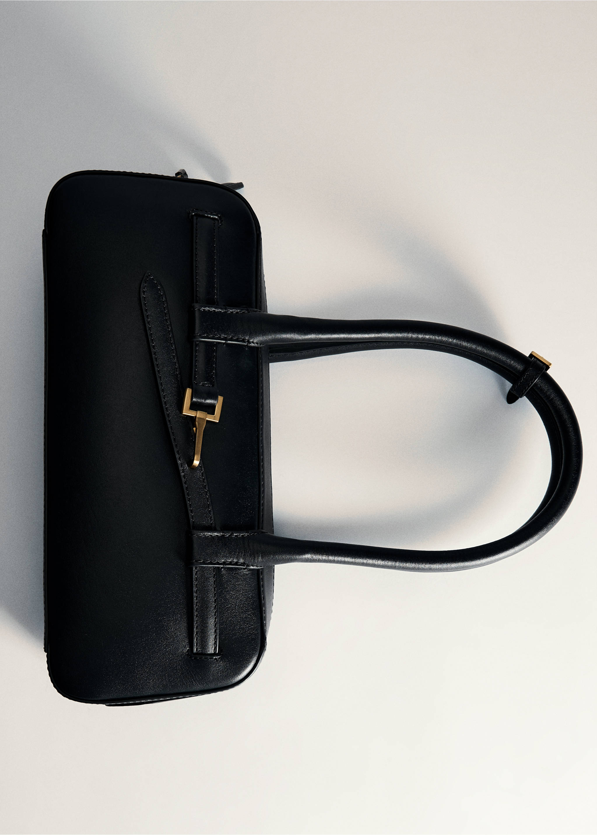 Leather bowling bag with buckle - Details of the article 5, Black. Ref: 77026360-00.