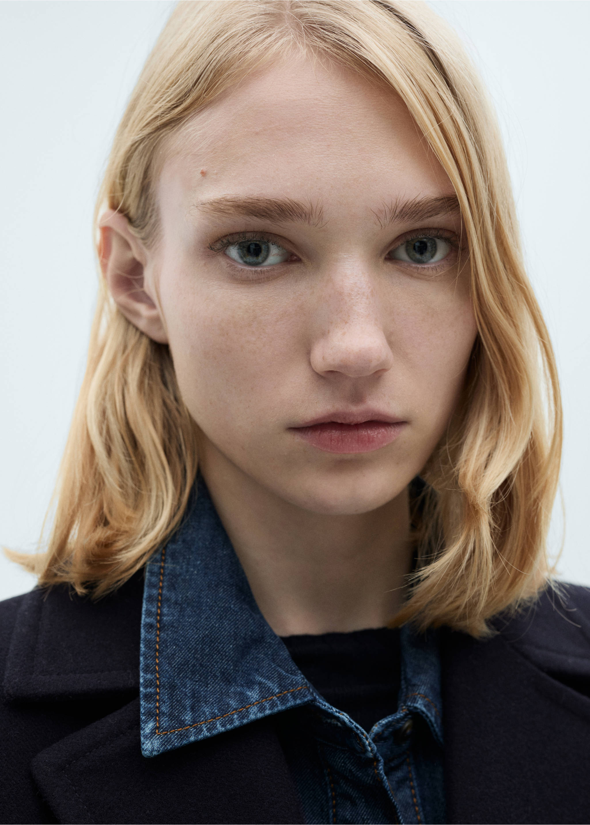 Zweireihiger Mantel aus Woll-Mix - Detail des Artikels 1, Dunkles Marineblau. Ref: 77026722-00.