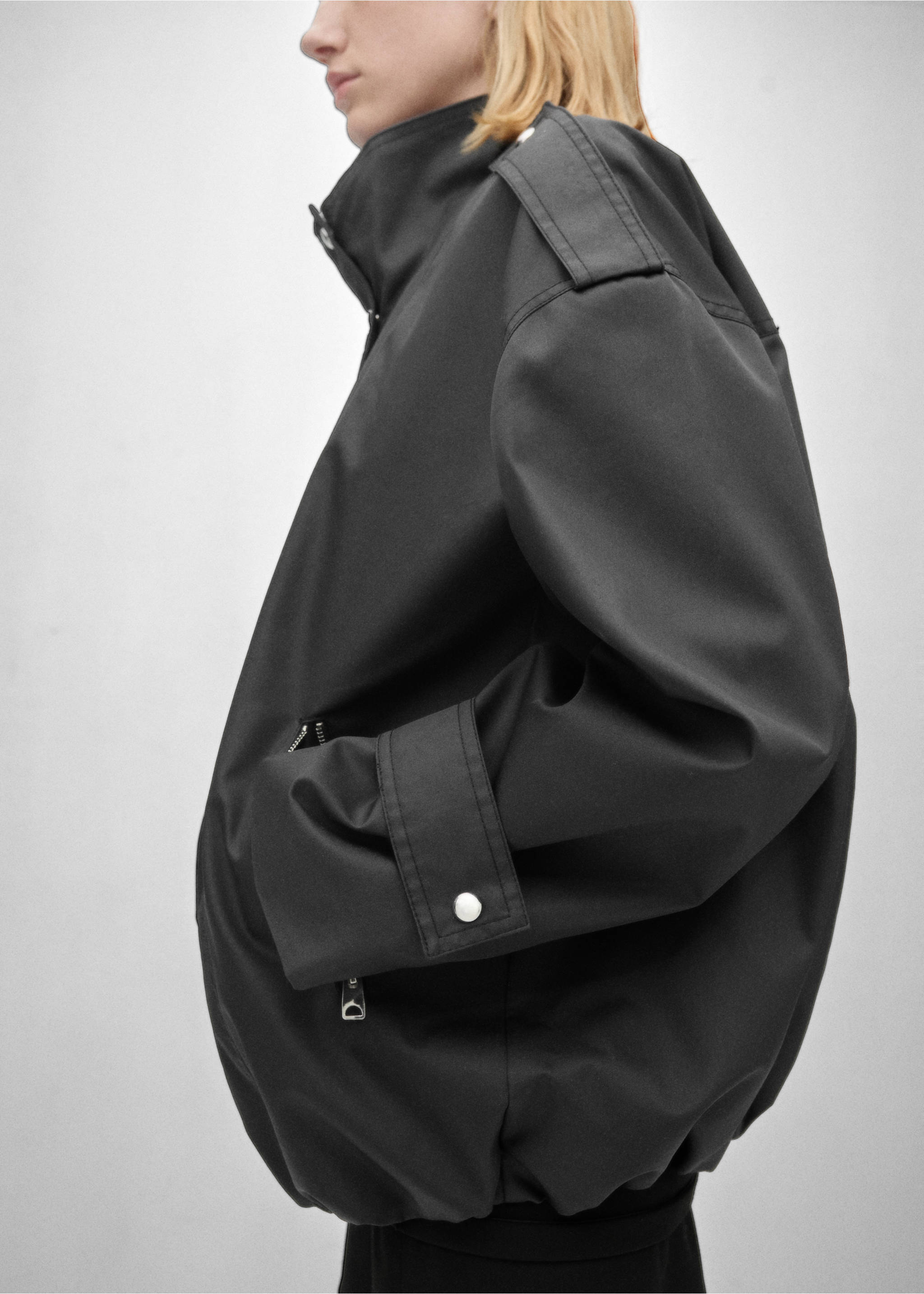 Oversized button-down parka - Details of the article 6, Black. Ref: 77026752-00.