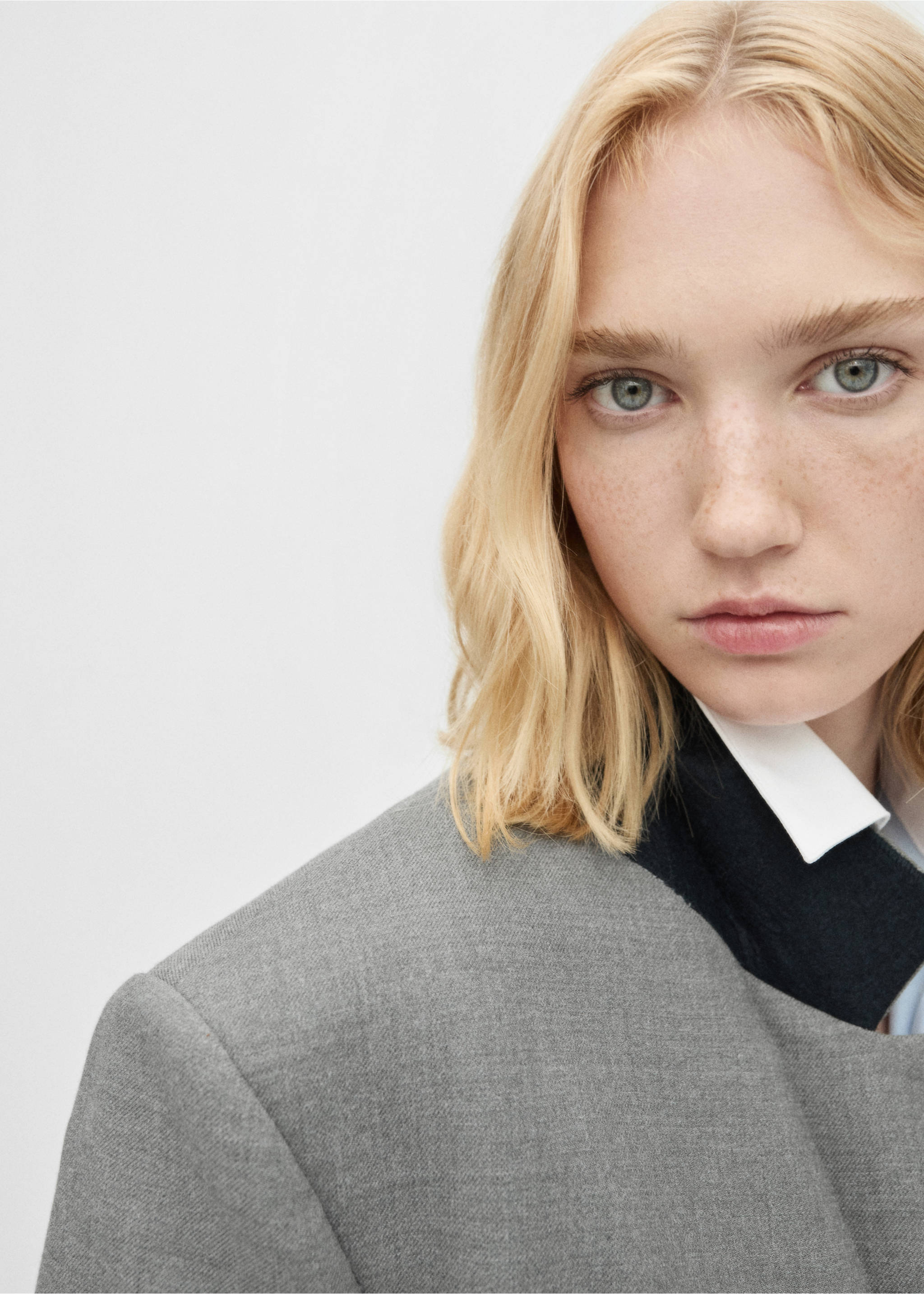 Płaszcz kopertowy z paskiem - Szczegóły artykułu 1, Szary. Ref: 77026765-00.